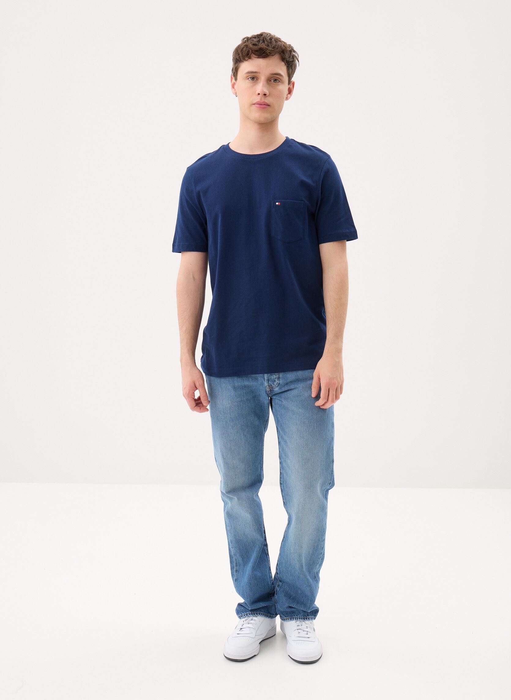 T-shirts met korte mouwen Essential Solid Pock MW0MW37283 heren blauw Tommy Hilfiger T-shirts met korte mouwen Essential Solid Pock MW0MW37283 heren blauw CARBON NAVY