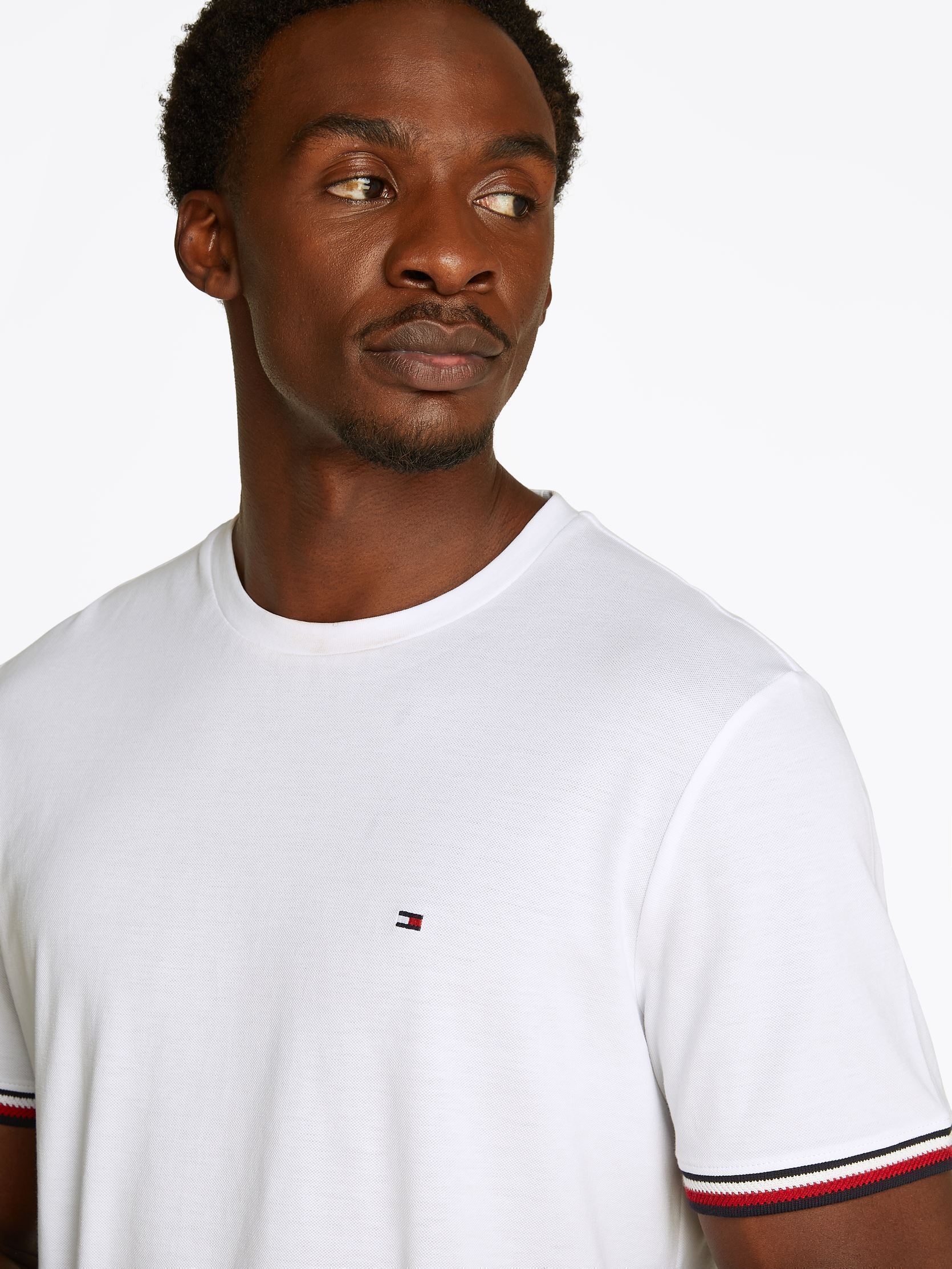 Tee-shirts manches courtes Global Stripe Cuff T MW0MW38630 homme blanc Tommy Hilfiger Tee-shirts manches courtes Global Stripe Cuff T MW0MW38630 homme blanc WHITE