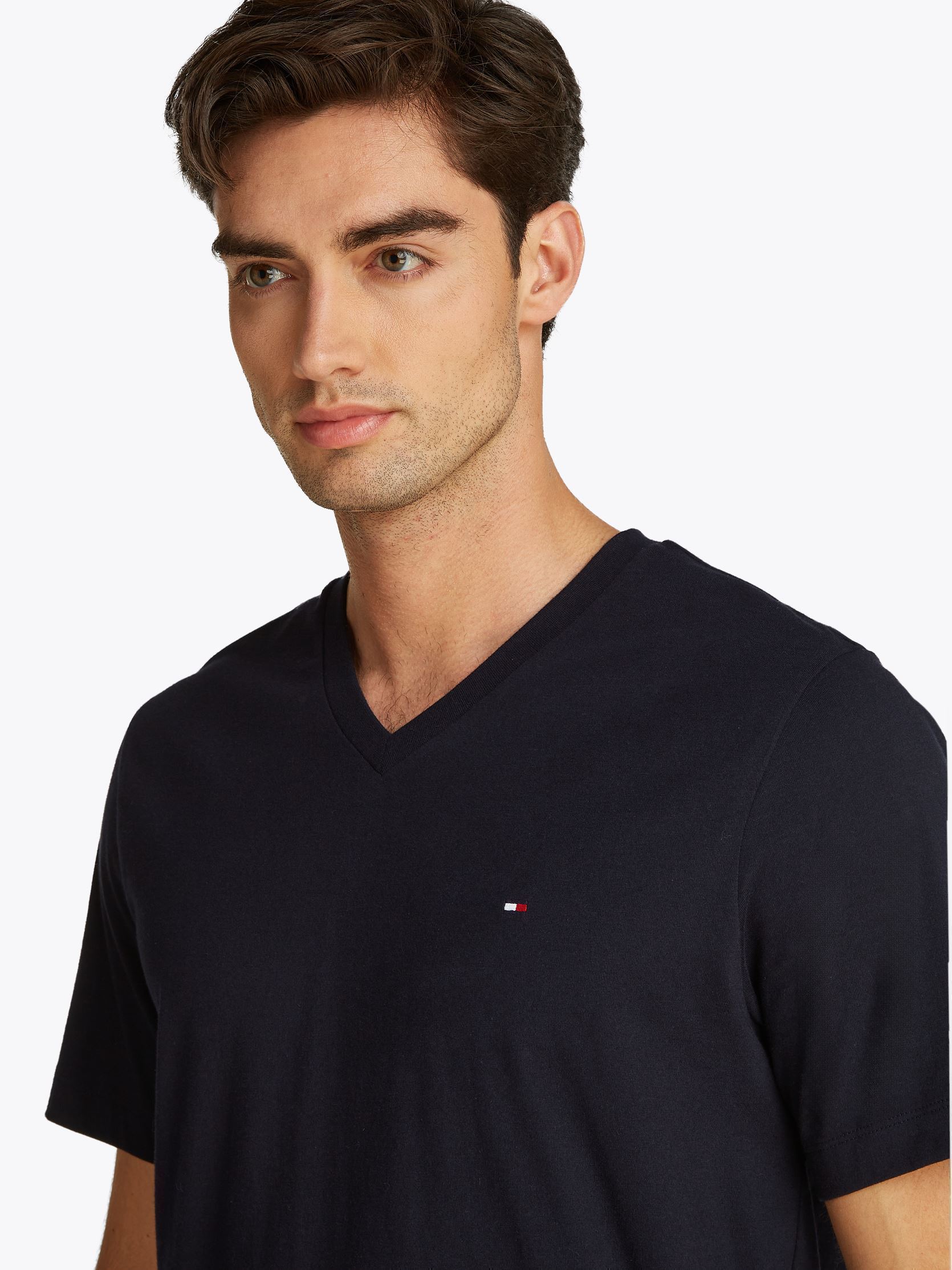 Tee-shirts manches courtes Essential V-Neck Tee MW0MW39249 homme bleu Tommy Hilfiger Tee-shirts manches courtes Essential V-Neck Tee MW0MW39249 homme bleu NAVY BLUE