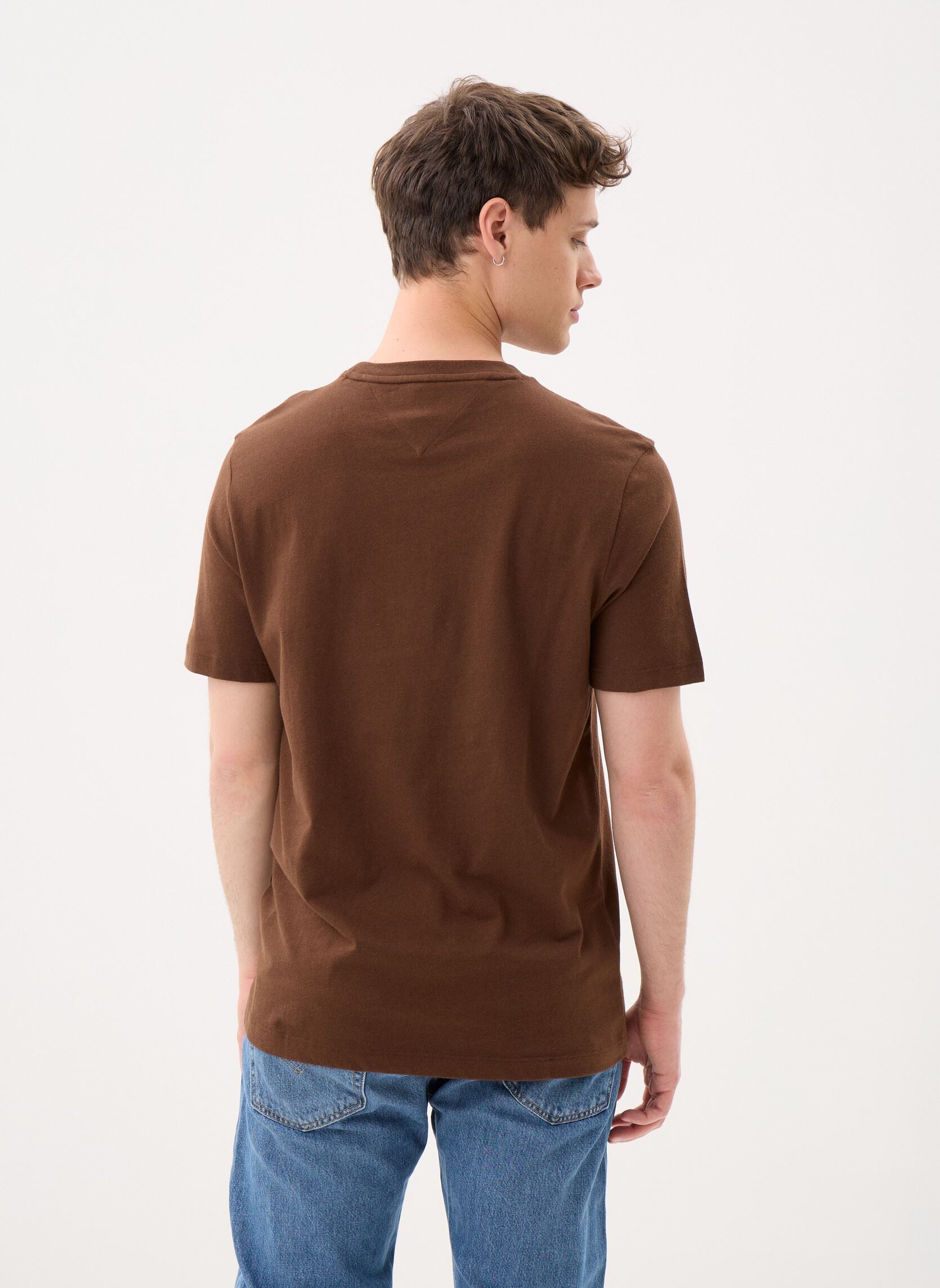 T-shirts met korte mouwen Ess Seasonal Reg Fit MW0MW39995 heren bruin Tommy Hilfiger T-shirts met korte mouwen Ess Seasonal Reg Fit MW0MW39995 heren bruin LEGACY BROWN