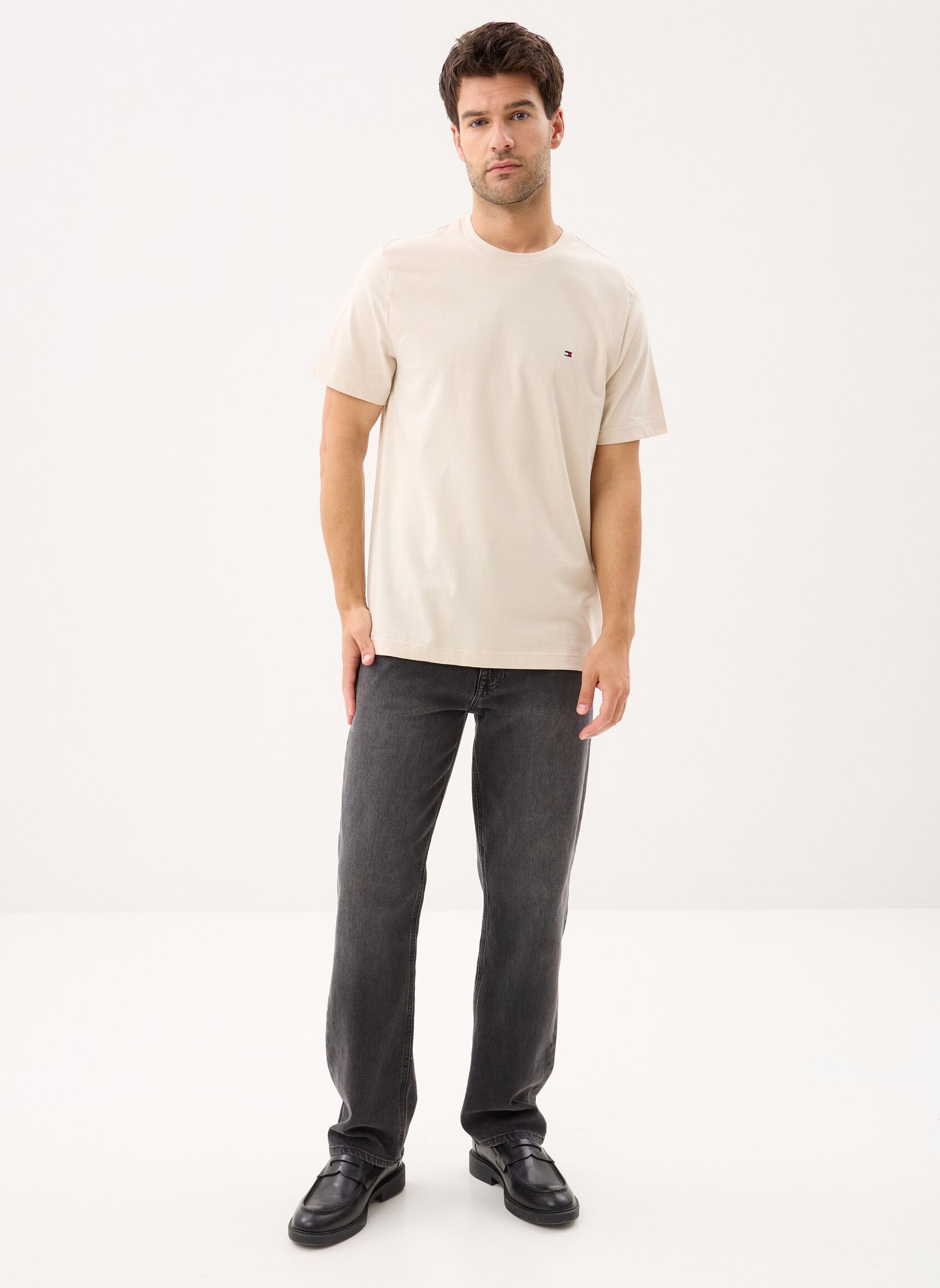 Tee-shirts manches courtes Ess Seasonal Reg Fit MW0MW39995 homme beige Tommy Hilfiger Tee-shirts manches courtes Ess Seasonal Reg Fit MW0MW39995 homme beige NEWSPRINT