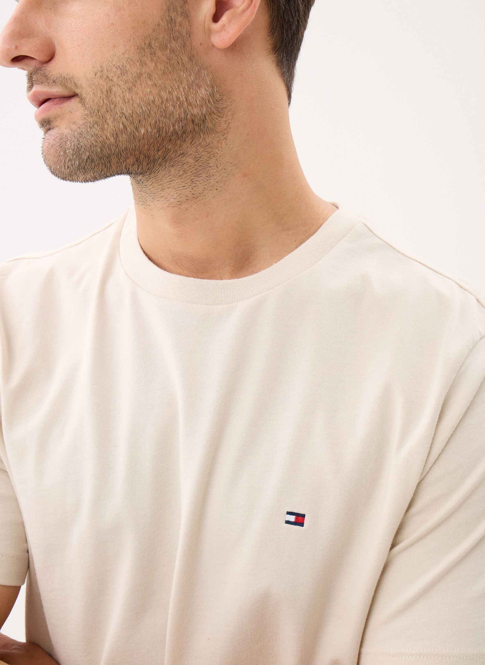 Tee-shirts manches courtes Ess Seasonal Reg Fit MW0MW39995 homme beige Tommy Hilfiger Tee-shirts manches courtes Ess Seasonal Reg Fit MW0MW39995 homme beige NEWSPRINT