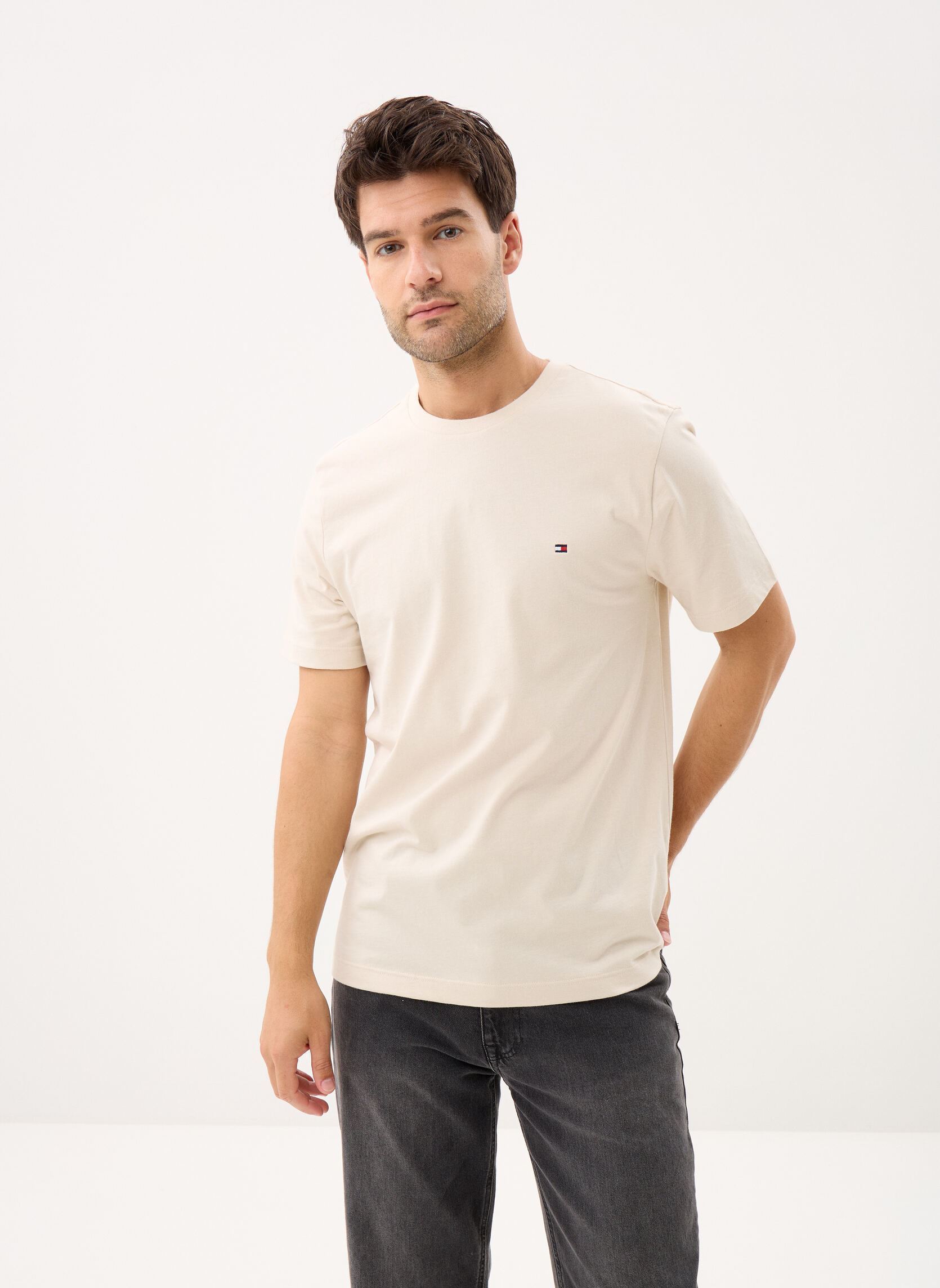 Tee-shirts manches courtes Ess Seasonal Reg Fit MW0MW39995 homme beige Tommy Hilfiger Tee-shirts manches courtes Ess Seasonal Reg Fit MW0MW39995 homme beige NEWSPRINT