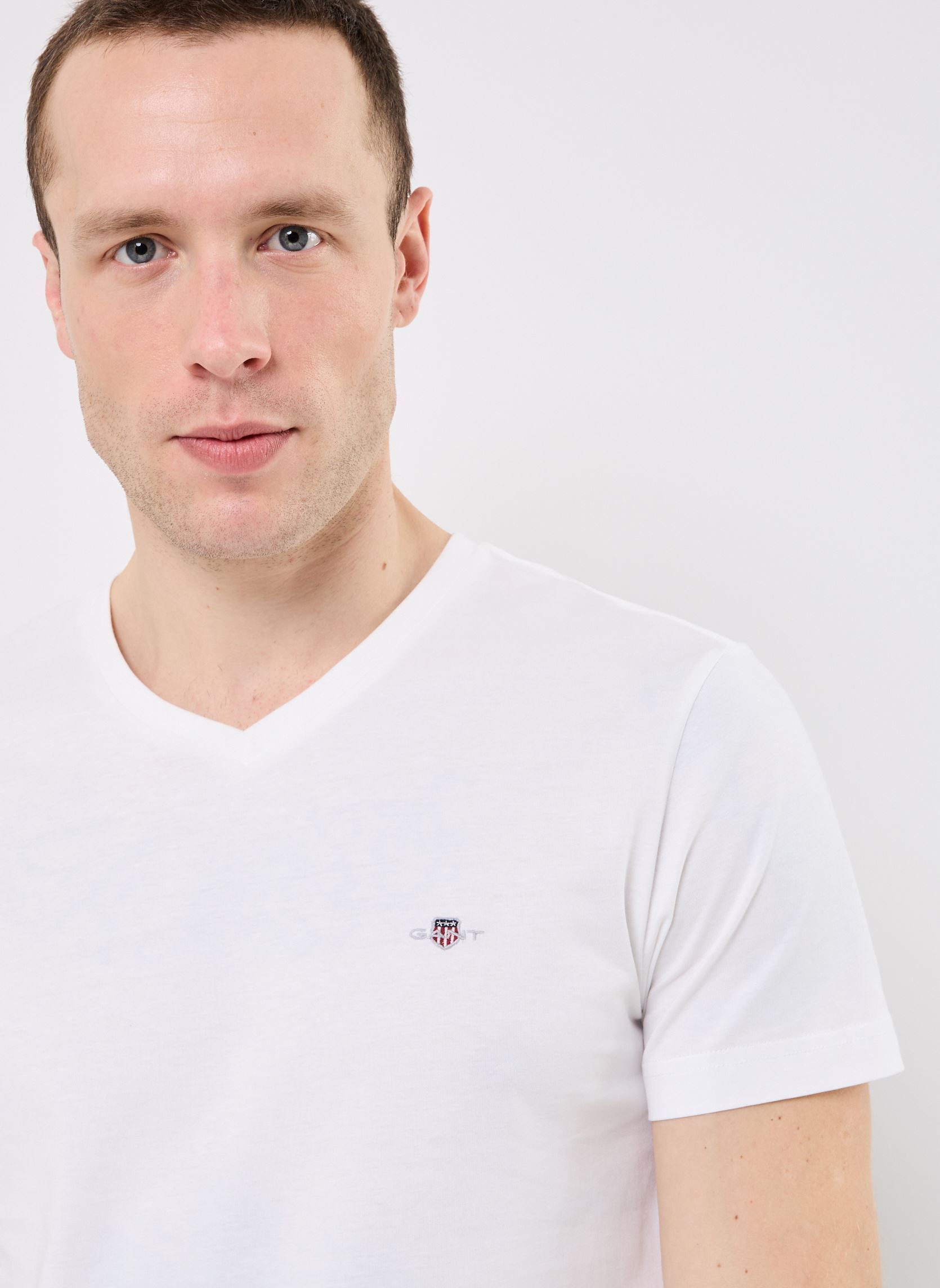 Tee-shirts manches courtes SLIM SHIELD V-NECK T-SHIRT homme blanc GANT Tee-shirts manches courtes SLIM SHIELD V-NECK T-SHIRT homme blanc BLANC