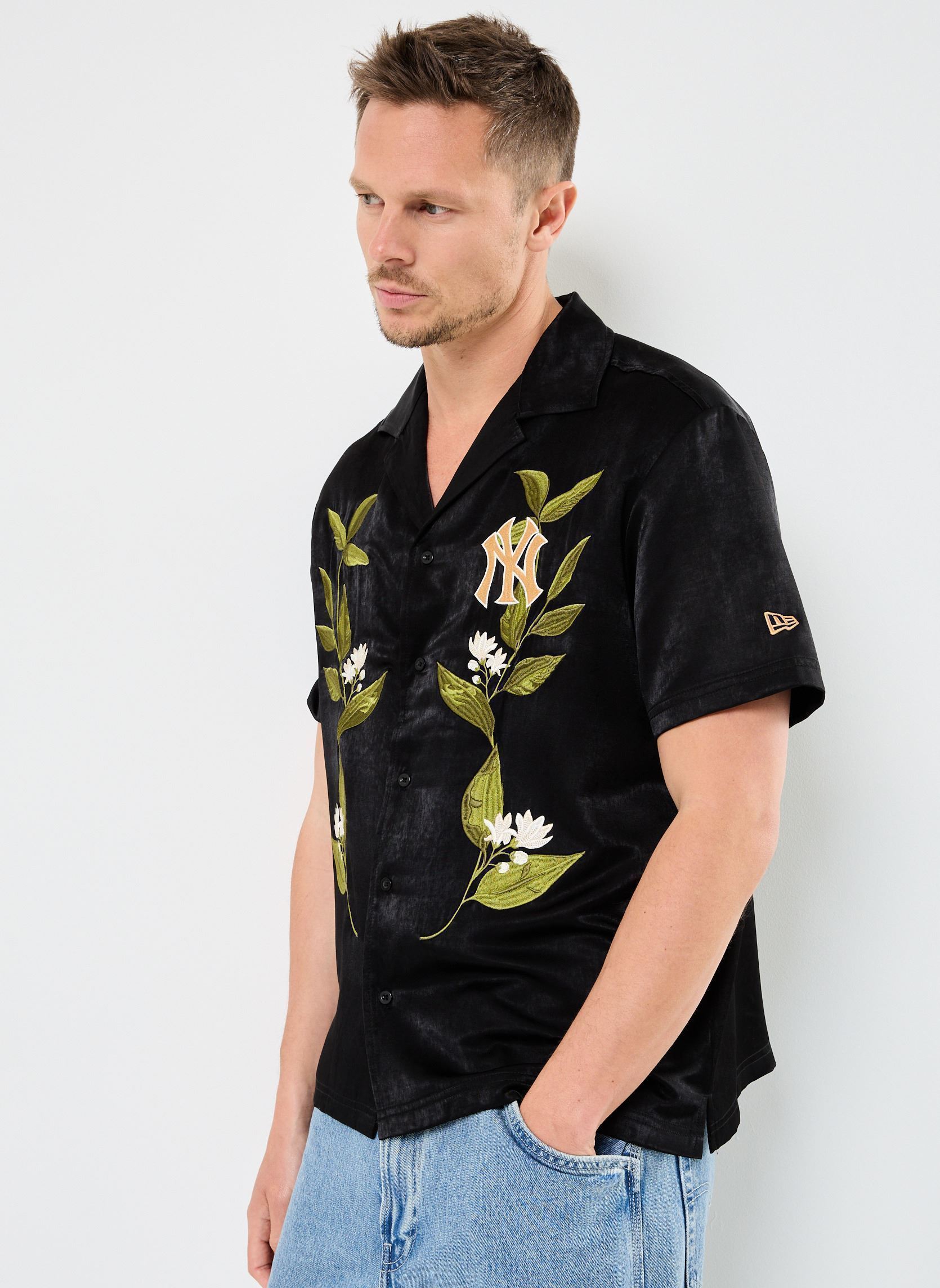 Chemises Floral Revere Shirt homme noir New Era Chemises Floral Revere Shirt homme noir NEW YORK YANKEES BLK