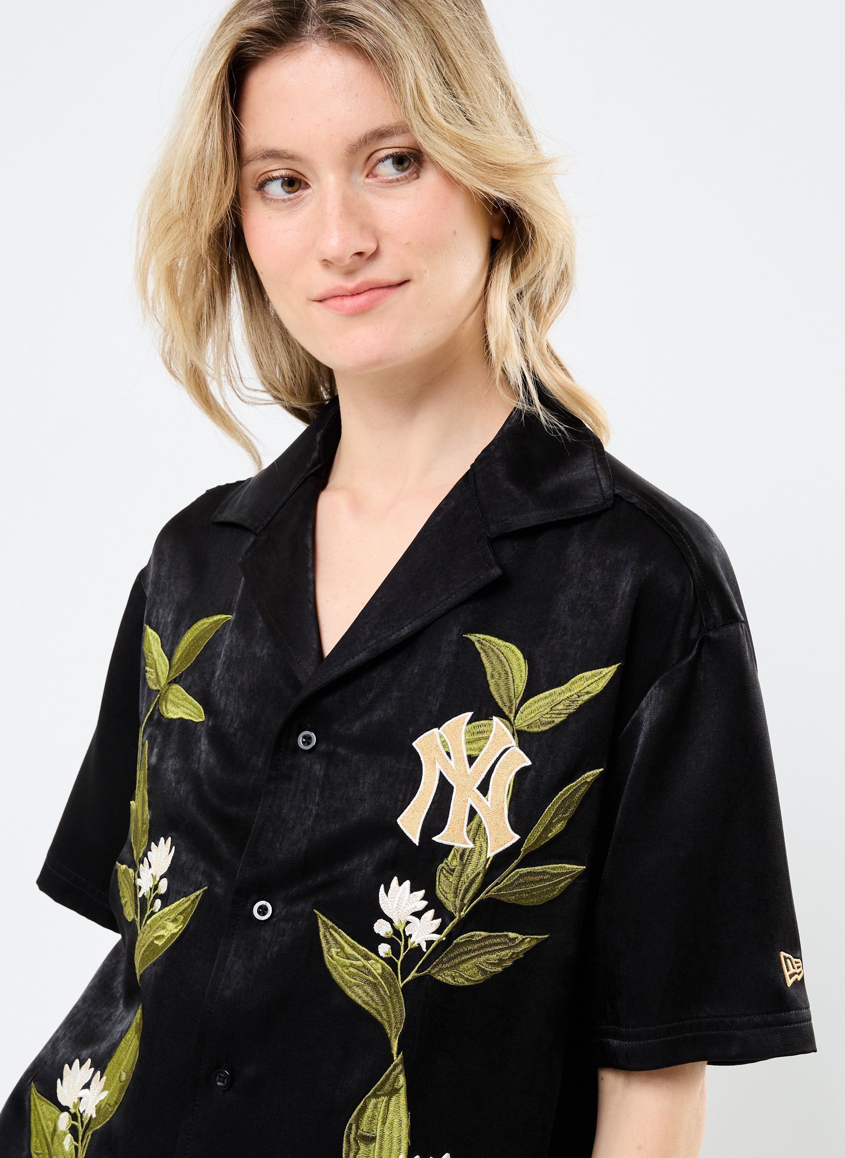 Kurzarm-Hemden Floral Revere Shirt Women damen schwarz New Era Kurzarm-Hemden Floral Revere Shirt Women damen schwarz NEW YORK YANKEES BLK