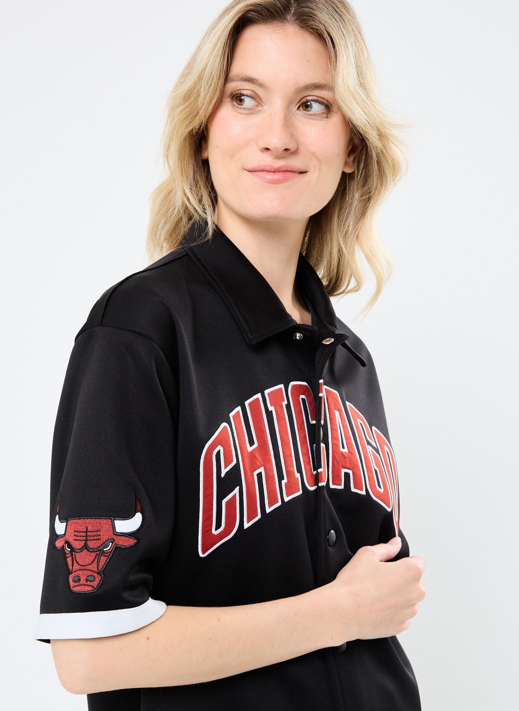 Chemises manches courtes Nba Snap Button Shirt Women femme noir New Era Chemises manches courtes Nba Snap Button Shirt Women femme noir CHICAGO BULLS BLK