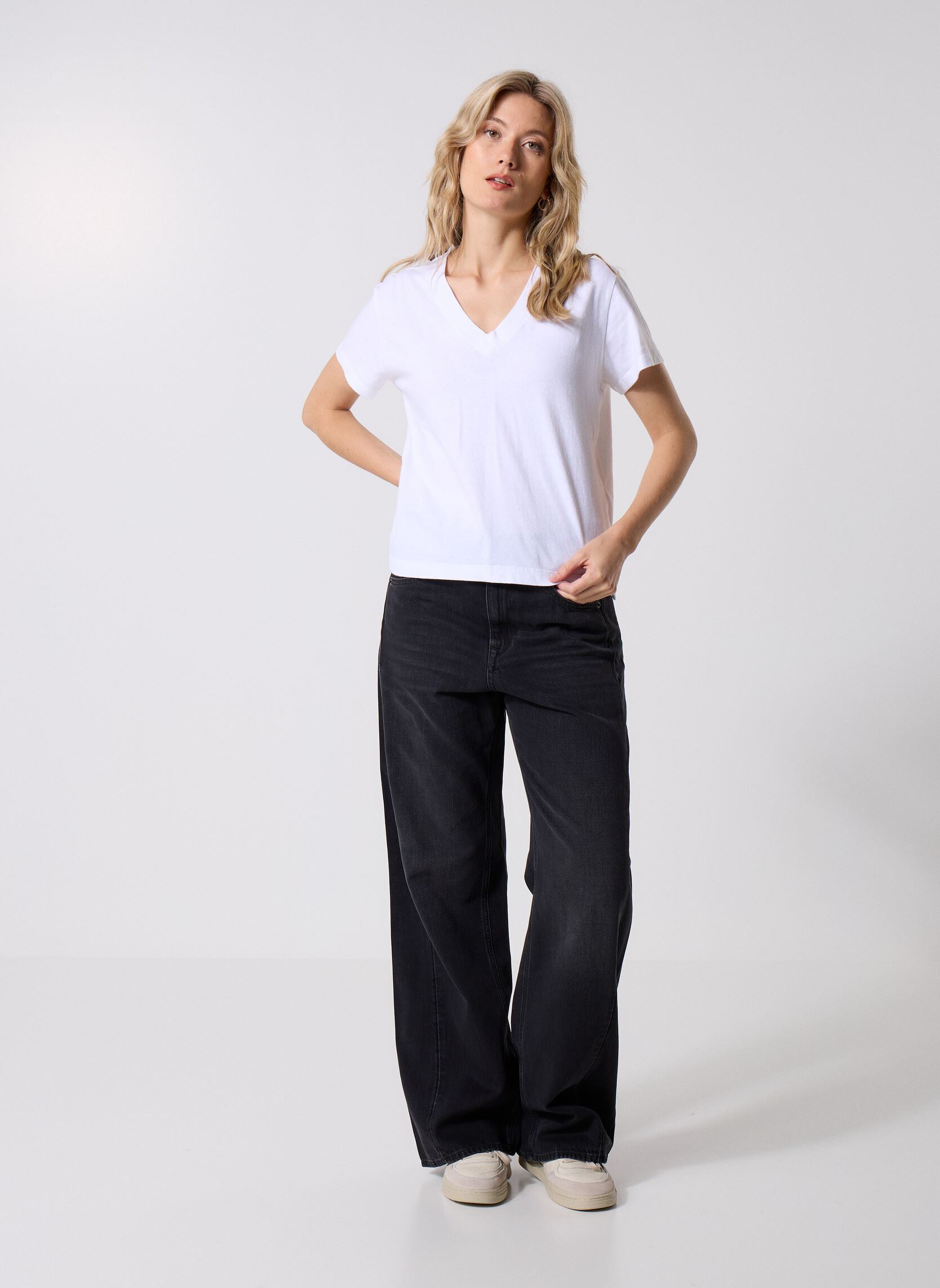 T-shirts met korte mouwen BOXY VNECK TEE NEUTRALS dames wit Levi's T-shirts met korte mouwen BOXY VNECK TEE NEUTRALS dames wit White +
