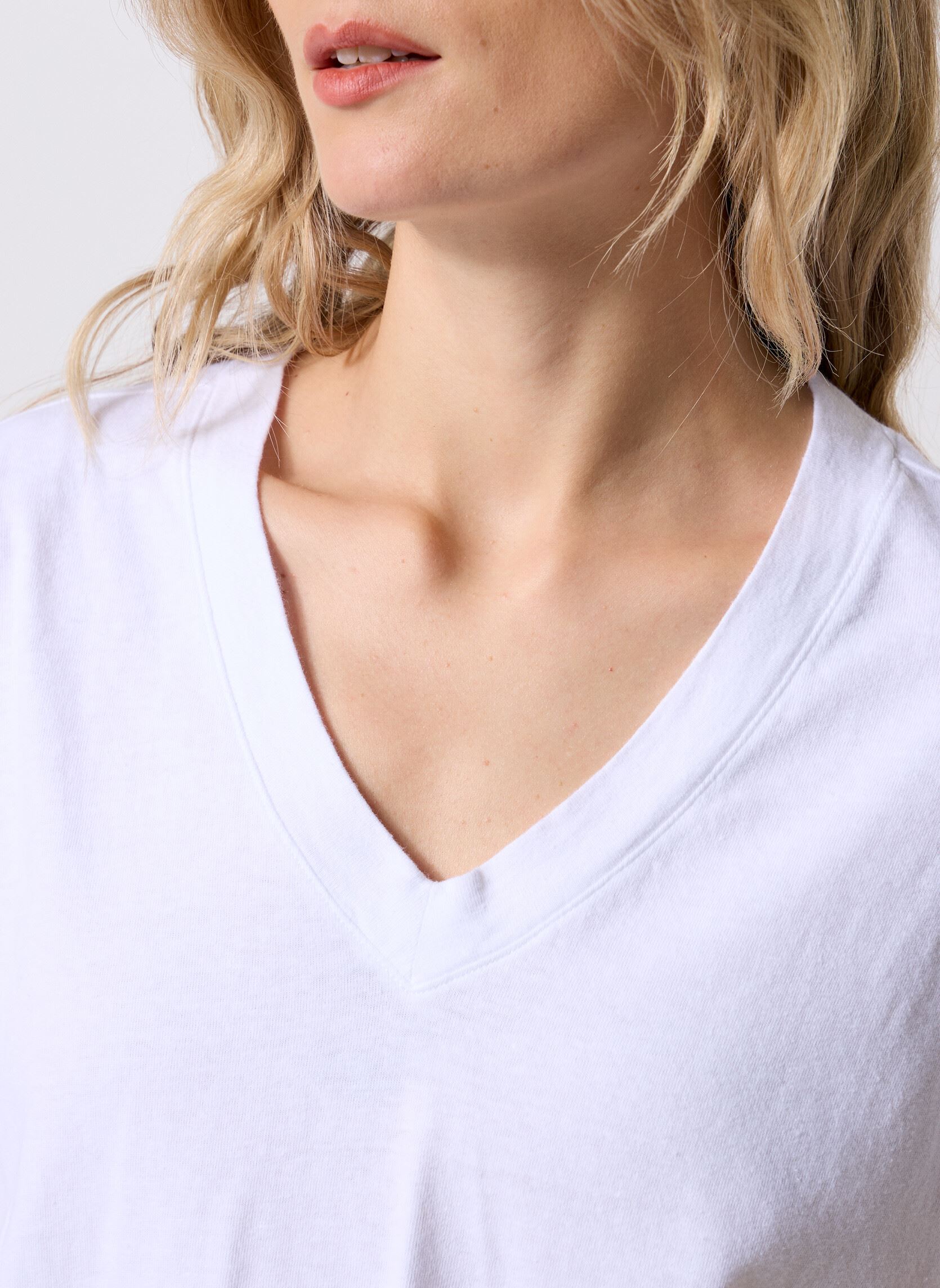 T-shirts met korte mouwen BOXY VNECK TEE NEUTRALS dames wit Levi's T-shirts met korte mouwen BOXY VNECK TEE NEUTRALS dames wit White +