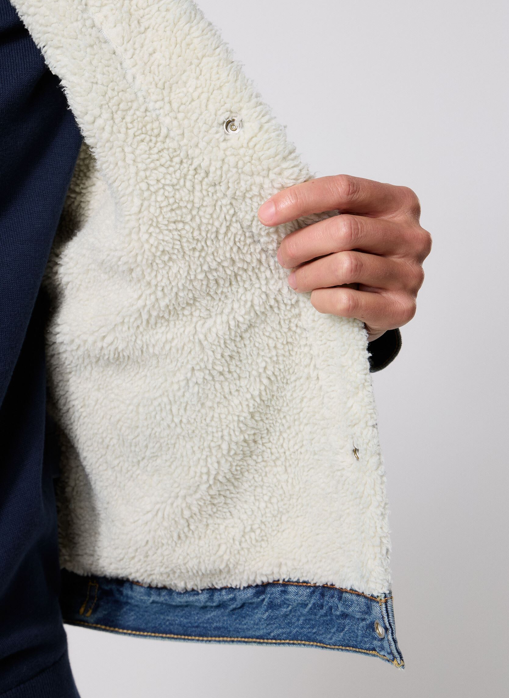 Vestes en jean TYPE 3 SHERPA TRUCKER MED INDIGO - WORN homme bleu Levi's Vestes en jean TYPE 3 SHERPA TRUCKER MED INDIGO - WORN homme bleu IN THE MORNING SHERP