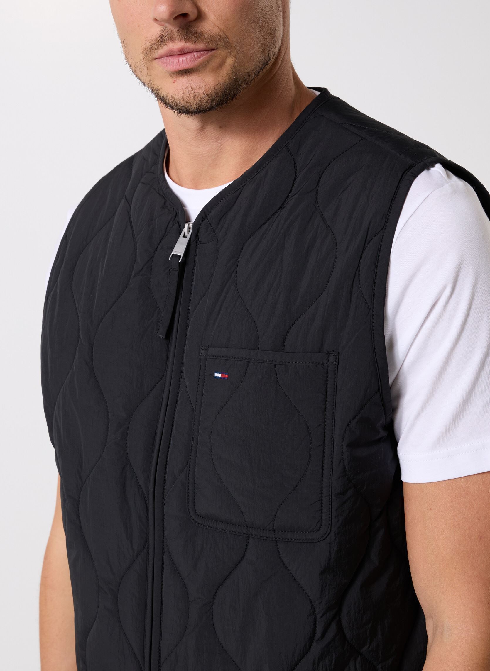 Giacche TJM QUILTED VEST EXT uomo nero Tommy Jeans Giacche TJM QUILTED VEST EXT uomo nero BLACK