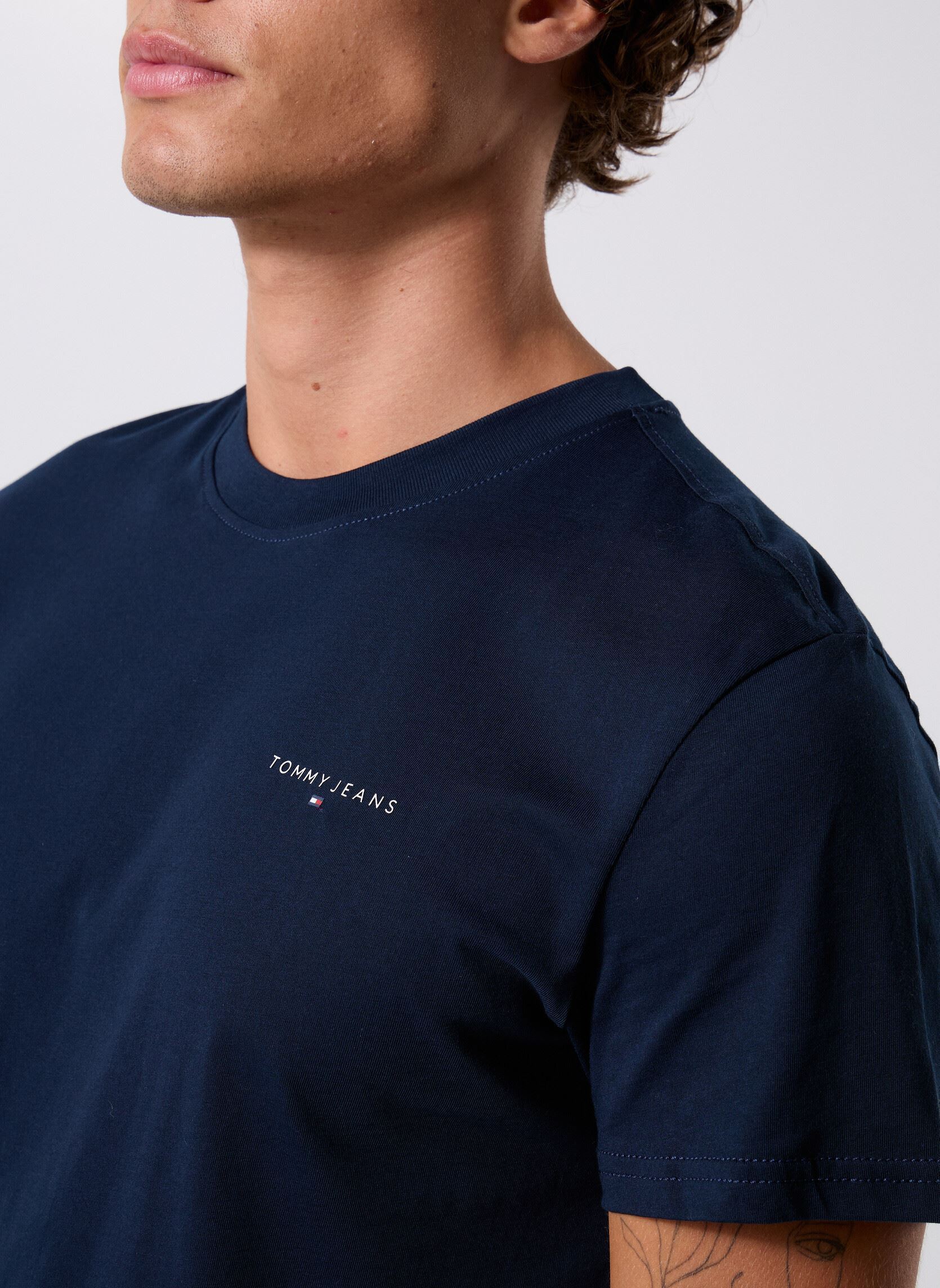 Tee-shirts manches courtes TJM SLIM LINEAR CHES homme bleu Tommy Jeans Tee-shirts manches courtes TJM SLIM LINEAR CHES homme bleu DARK NIGHT NAVY
