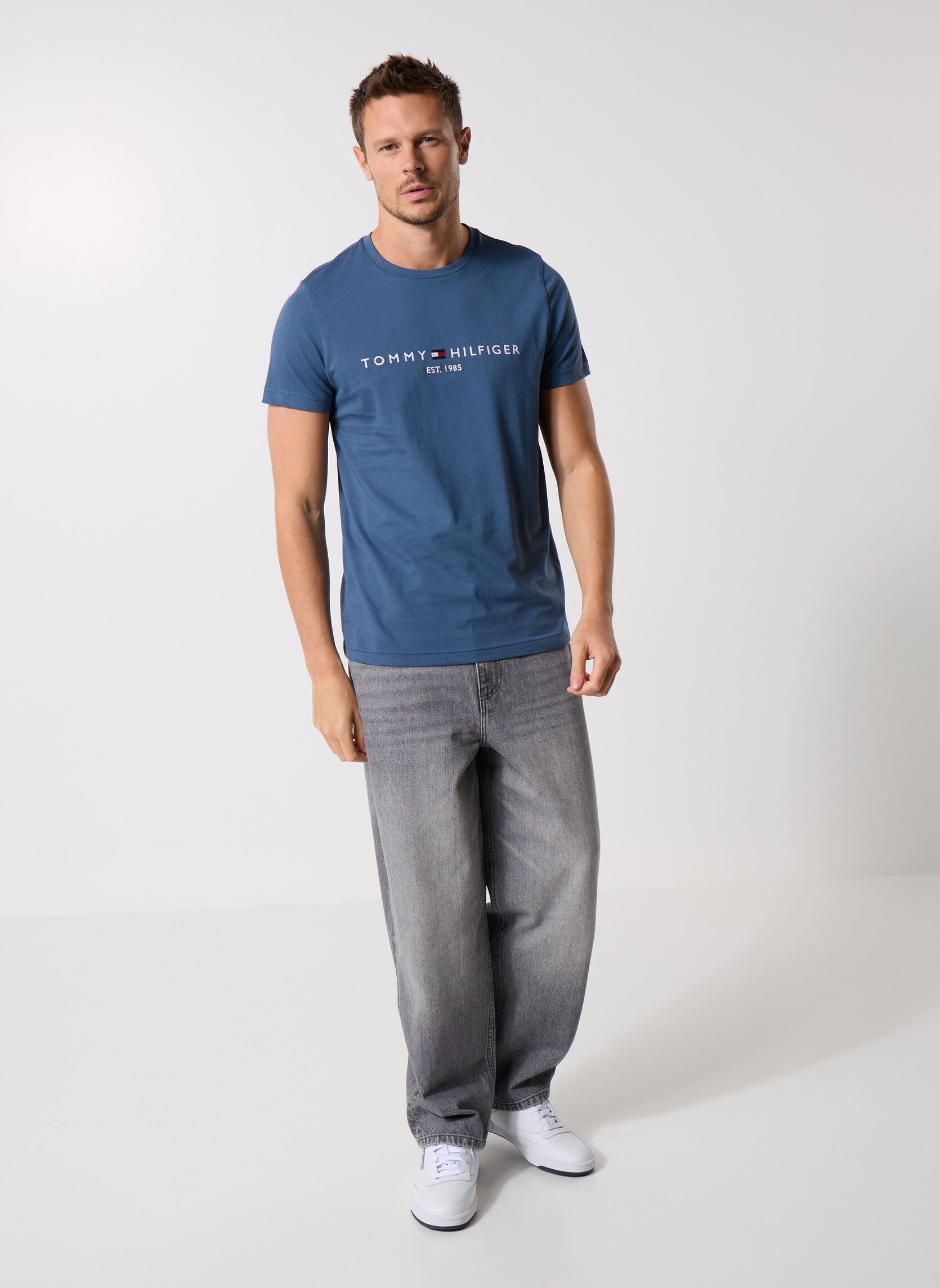 T-shirts met korte mouwen Tommy Logo Tee MW0MW11797DBZ heren blauw Tommy Hilfiger T-shirts met korte mouwen Tommy Logo Tee MW0MW11797DBZ heren blauw AEGEAN SEA