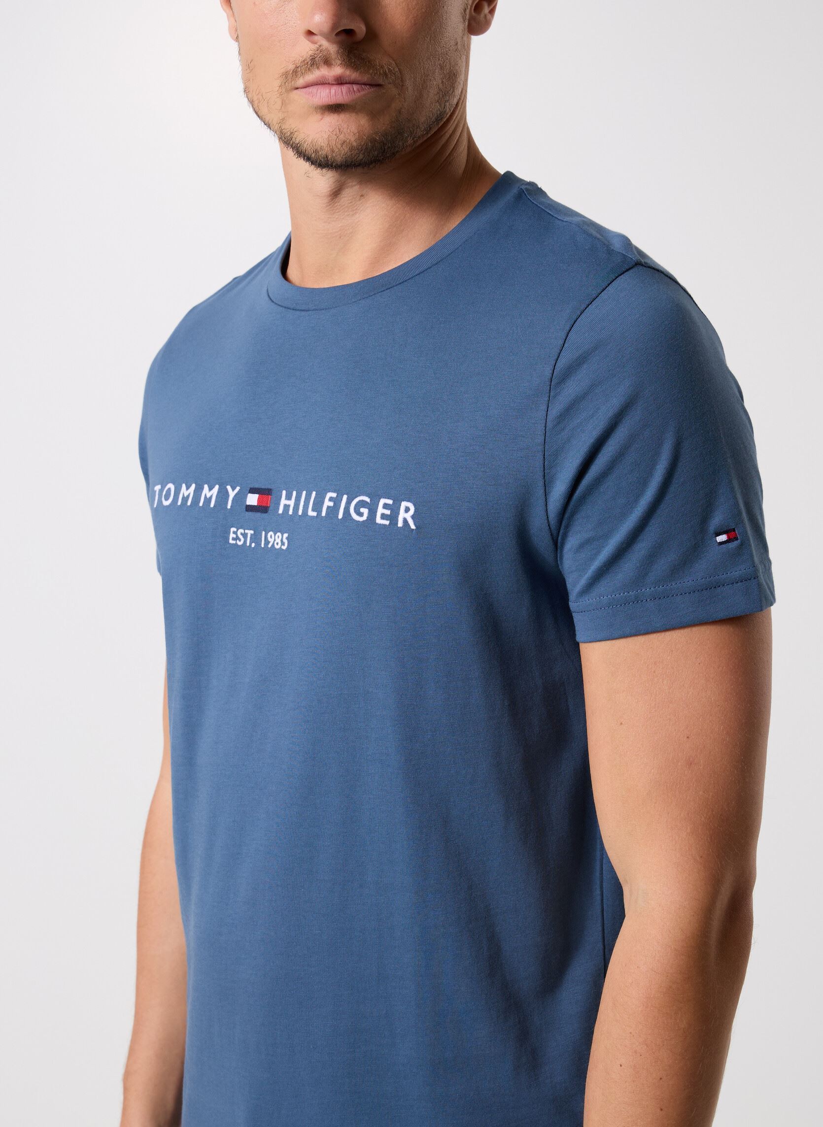 T-shirts met korte mouwen Tommy Logo Tee MW0MW11797DBZ heren blauw Tommy Hilfiger T-shirts met korte mouwen Tommy Logo Tee MW0MW11797DBZ heren blauw AEGEAN SEA
