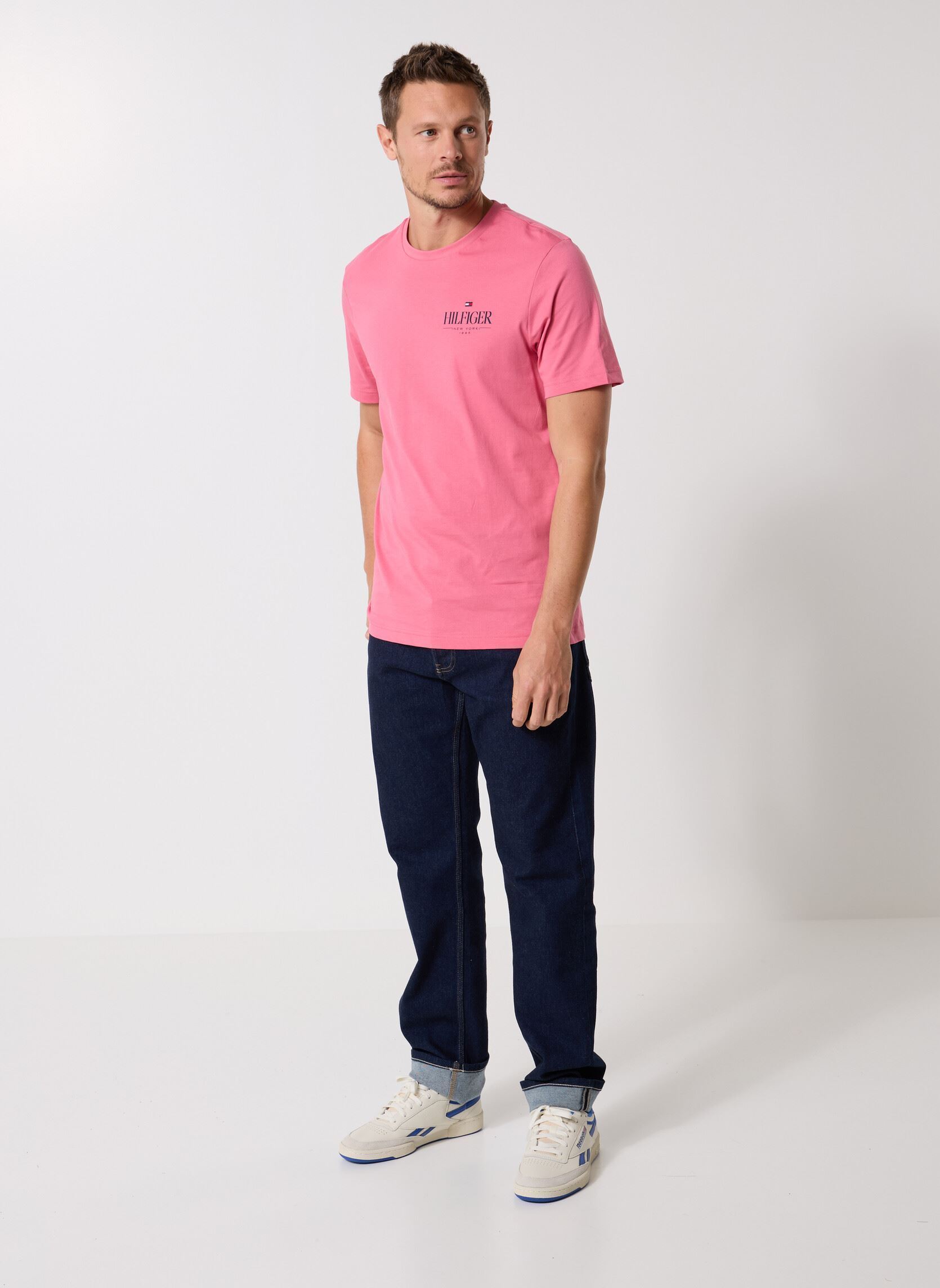 Tee-shirts manches courtes Hilfiger Stack Tee MW0MW39355THU homme rose Tommy Hilfiger Tee-shirts manches courtes Hilfiger Stack Tee MW0MW39355THU homme rose VINTAGE ROSY