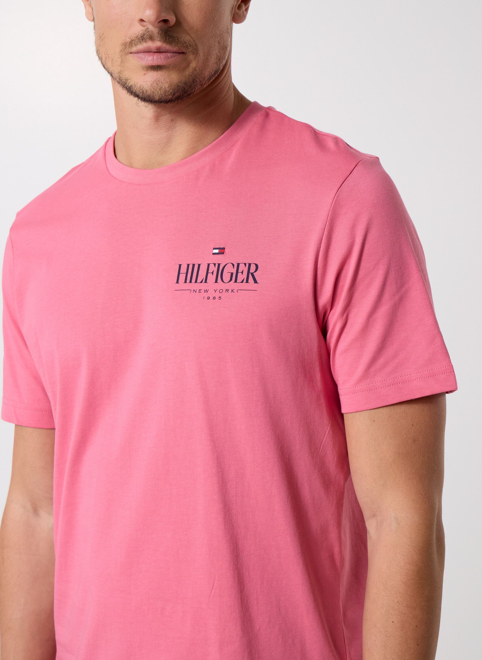 Tee-shirts manches courtes Hilfiger Stack Tee MW0MW39355THU homme rose Tommy Hilfiger Tee-shirts manches courtes Hilfiger Stack Tee MW0MW39355THU homme rose VINTAGE ROSY
