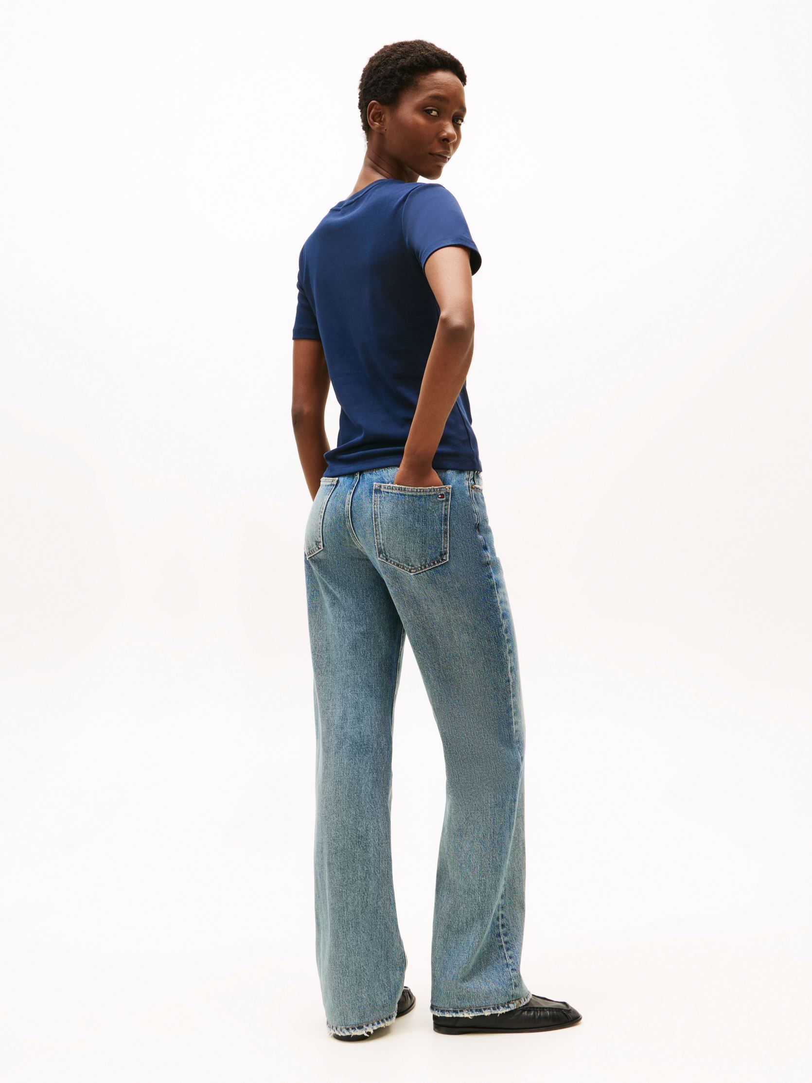 Tee-shirts manches courtes Slim Cody V-Nk Ss WW0WW40587C1G femme bleu Tommy Hilfiger Tee-shirts manches courtes Slim Cody V-Nk Ss WW0WW40587C1G femme bleu Dark Night Navy