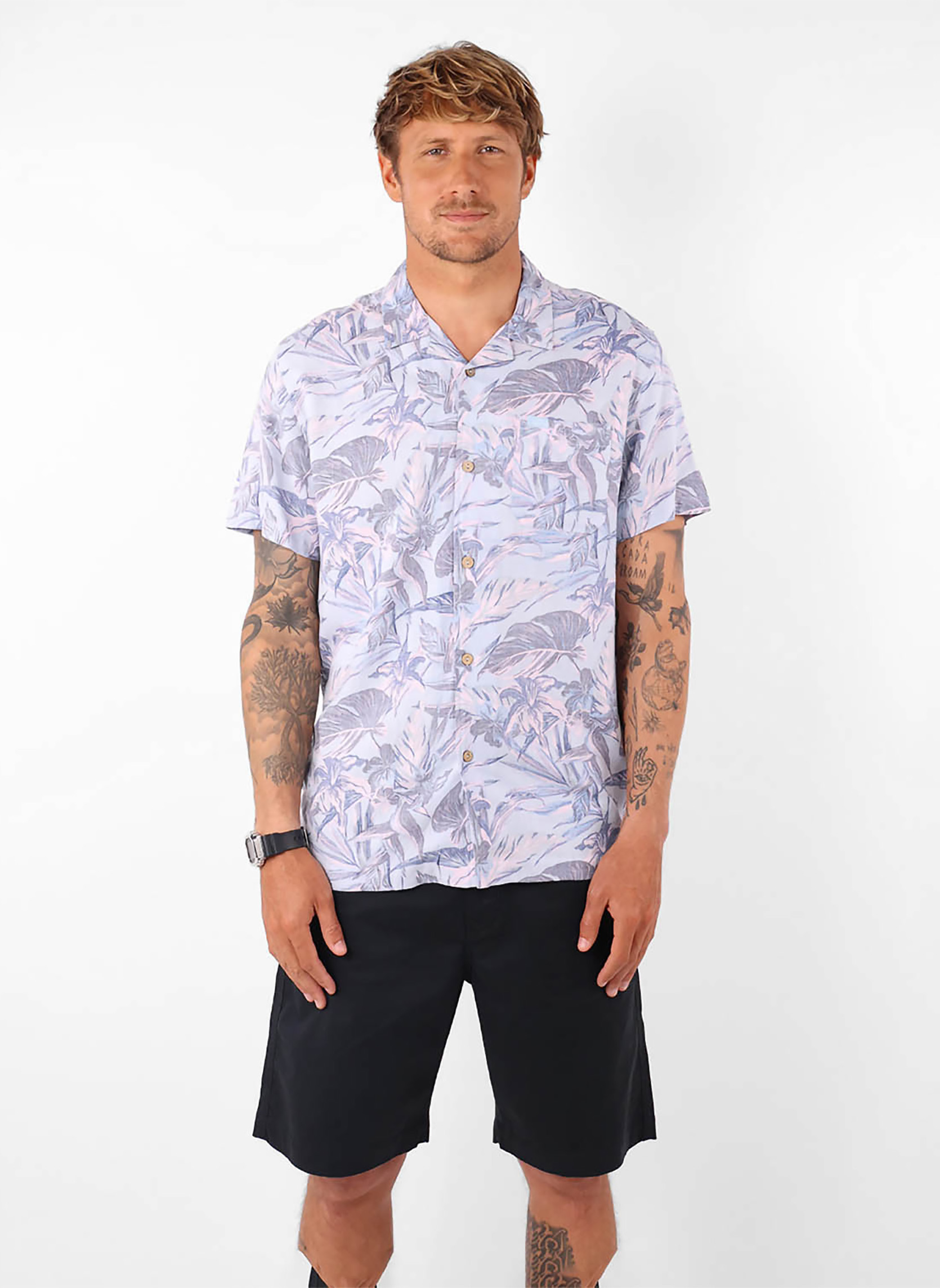 Comment porter une chemise à manches courtes imprimée bleu clair (53