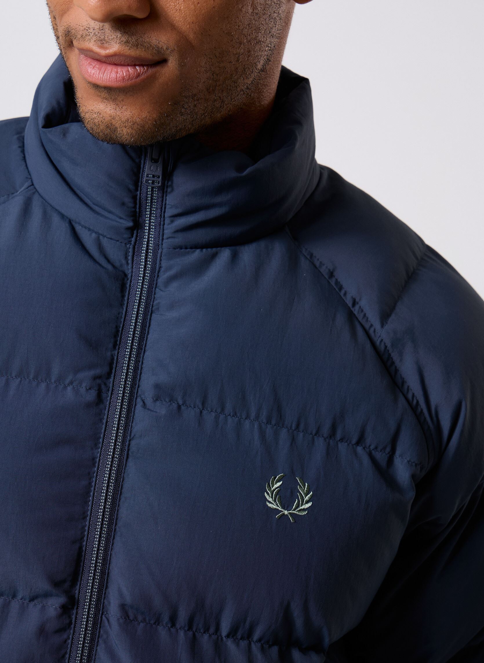 Doudounes Raglan Sleeve Padded Jacket homme bleu Fred Perry Doudounes Raglan Sleeve Padded Jacket homme bleu Dark Airforce