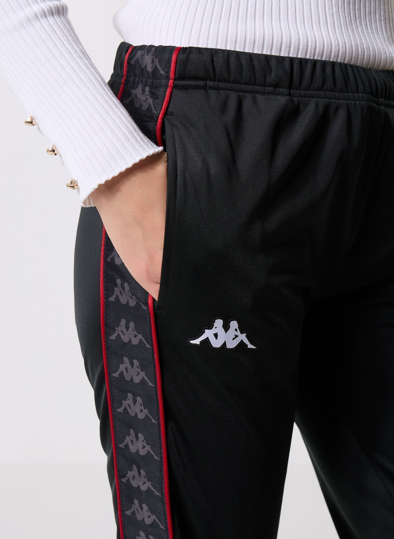 Trainingsbroeken WRASTORIA 222 BANDA PANTS REGULAR FIT dames zwart Kappa Trainingsbroeken WRASTORIA 222 BANDA PANTS REGULAR FIT dames zwart BLACK/ RED RACING/WHITE