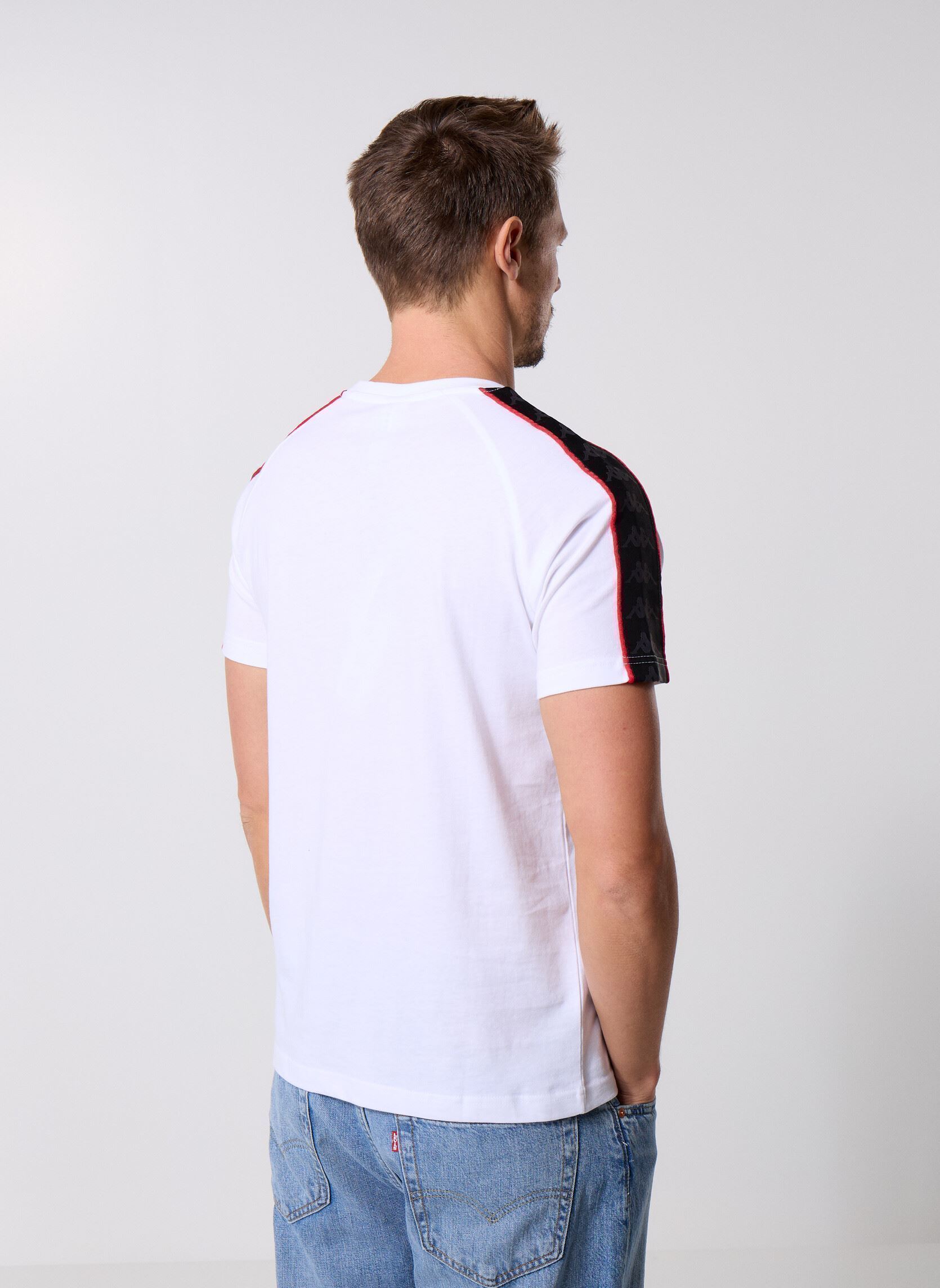 Tee-shirts manches courtes COEN SLIM 222 BANDA TEE homme blanc Kappa Tee-shirts manches courtes COEN SLIM 222 BANDA TEE homme blanc WHITE/BLACK/RED RACING