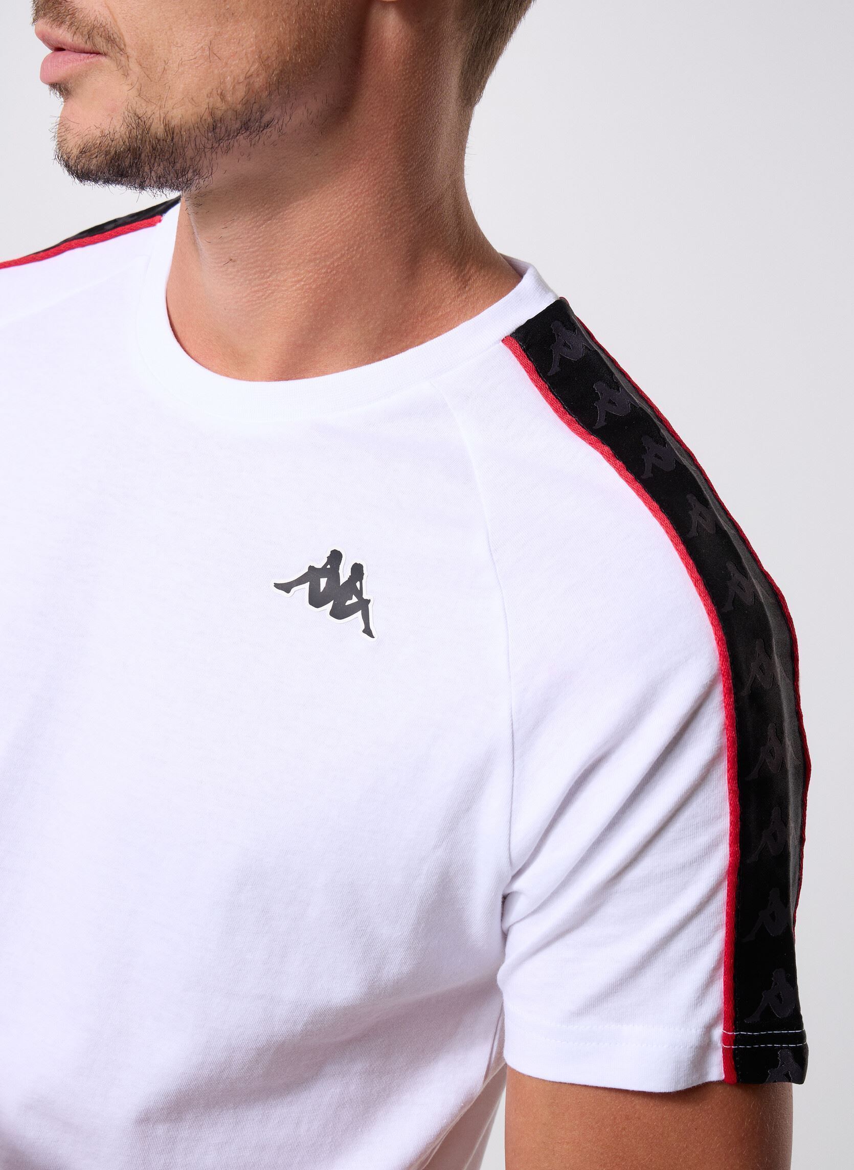 Tee-shirts manches courtes COEN SLIM 222 BANDA TEE homme blanc Kappa Tee-shirts manches courtes COEN SLIM 222 BANDA TEE homme blanc WHITE/BLACK/RED RACING
