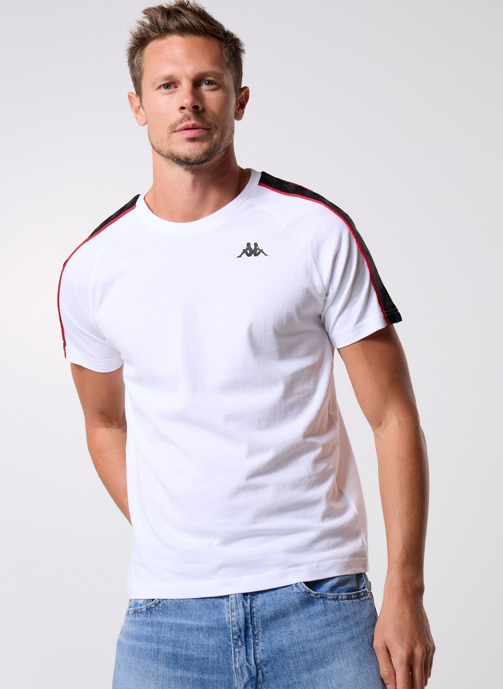 Tee-shirts manches courtes COEN SLIM 222 BANDA TEE homme blanc Kappa Tee-shirts manches courtes COEN SLIM 222 BANDA TEE homme blanc WHITE/BLACK/RED RACING