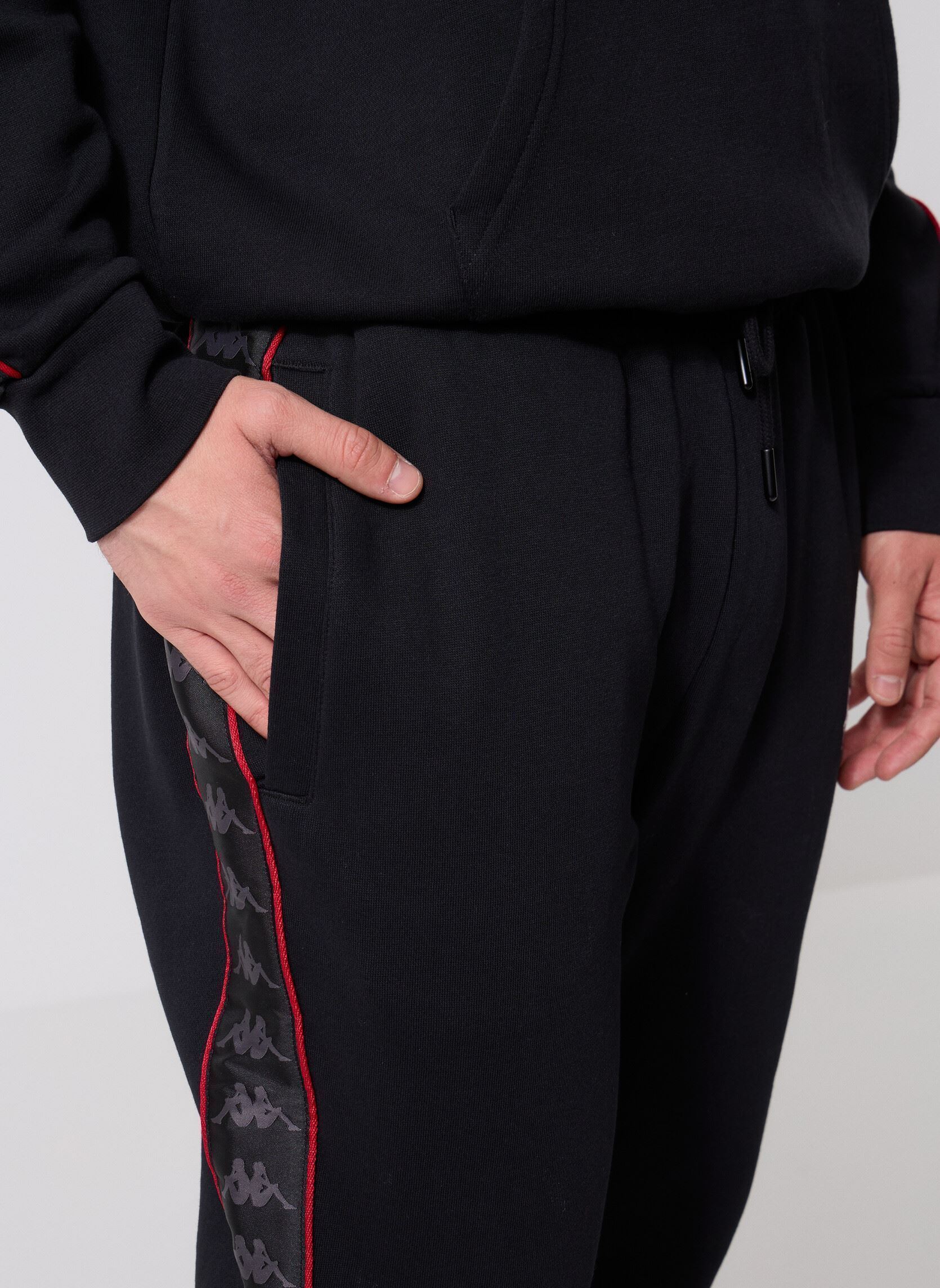 Joggingbroeken 222 BANDA ALANZ 4 heren zwart Kappa Joggingbroeken 222 BANDA ALANZ 4 heren zwart BLACK/RED RACING/WHITE