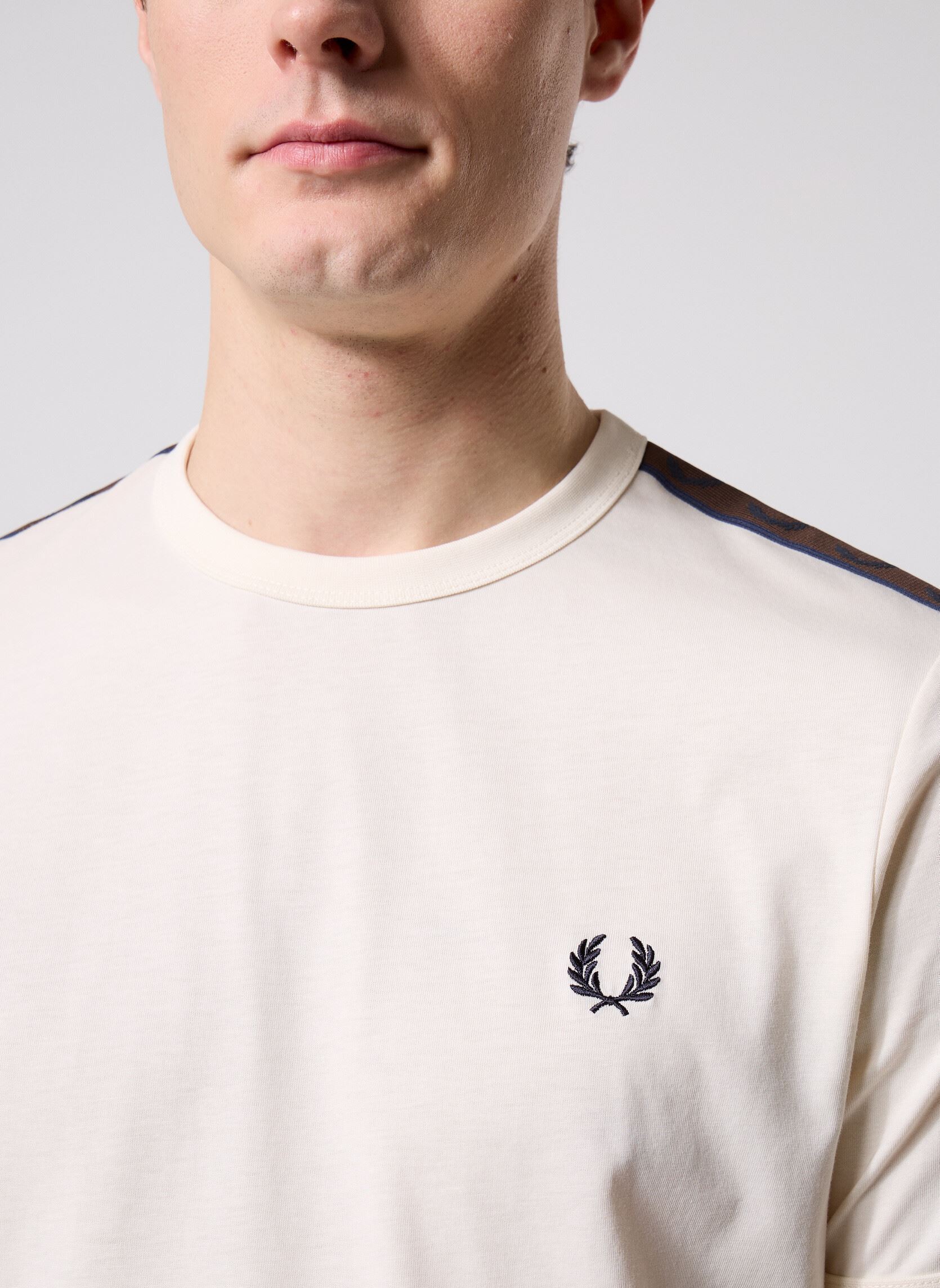 Kurzarm-T-Shirts Contrast Tape Ringer T-Shirt herren weiß Fred Perry Kurzarm-T-Shirts Contrast Tape Ringer T-Shirt herren weiß ECRU/BURNTOBACCO