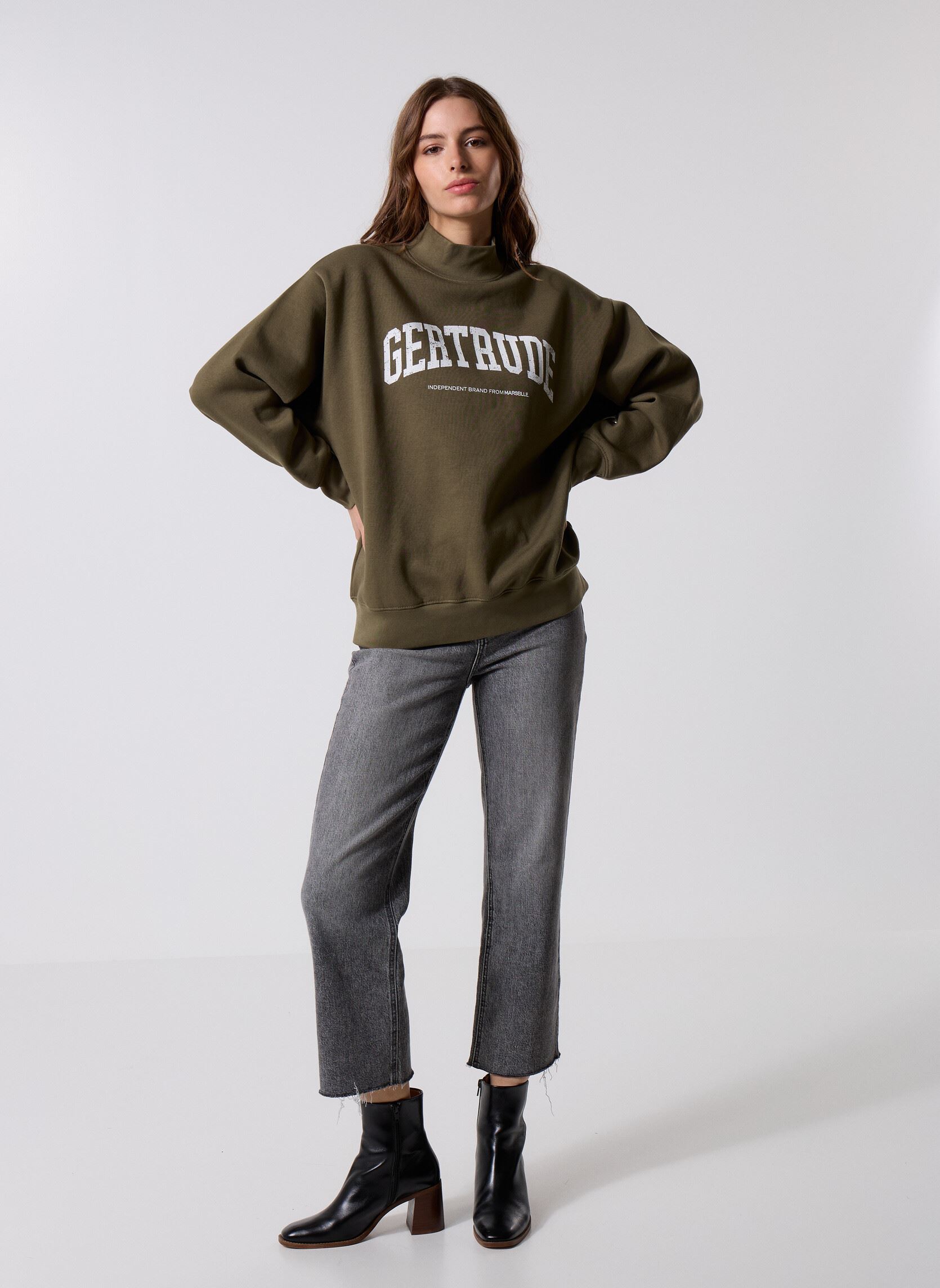 Sweatshirts Adrianna College Sweat femme vert Gertrude Sweatshirts Adrianna College Sweat femme vert KHAKI