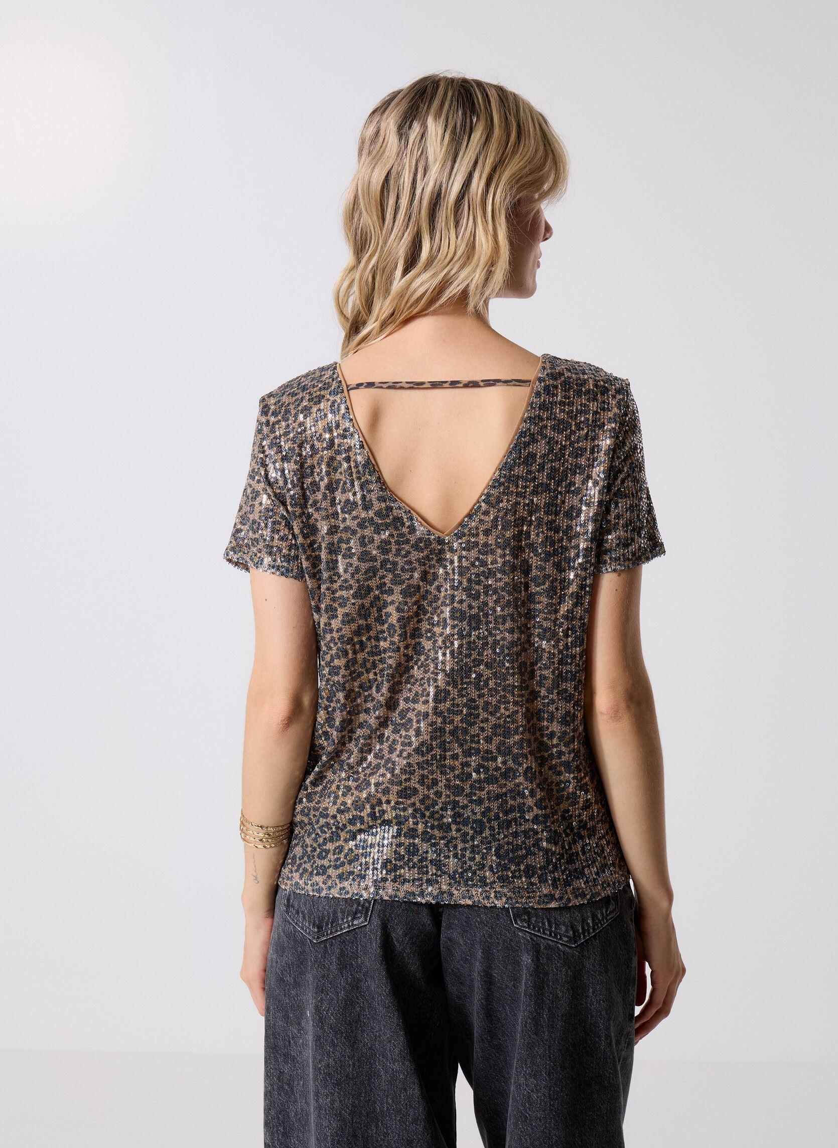 Tee-shirts manches courtes VMHANYA SQ S/S V-NECK TOP JRS BTQ femme marron Vero Moda Tee-shirts manches courtes VMHANYA SQ S/S V-NECK TOP JRS BTQ femme marron Silver Mink