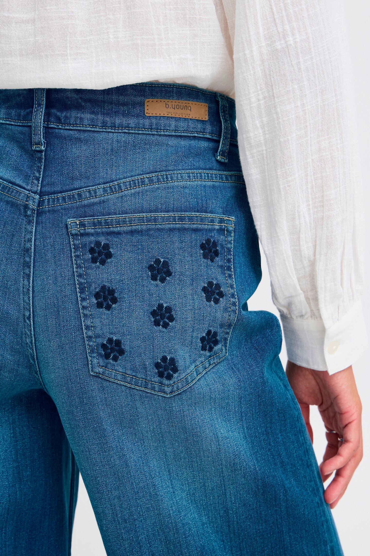 Wijde jeans / Flared Jeans BYKOMMA EMB JEANS - dames blauw B-Young Wijde jeans / Flared Jeans BYKOMMA EMB JEANS - dames blauw Mid Blue Denim