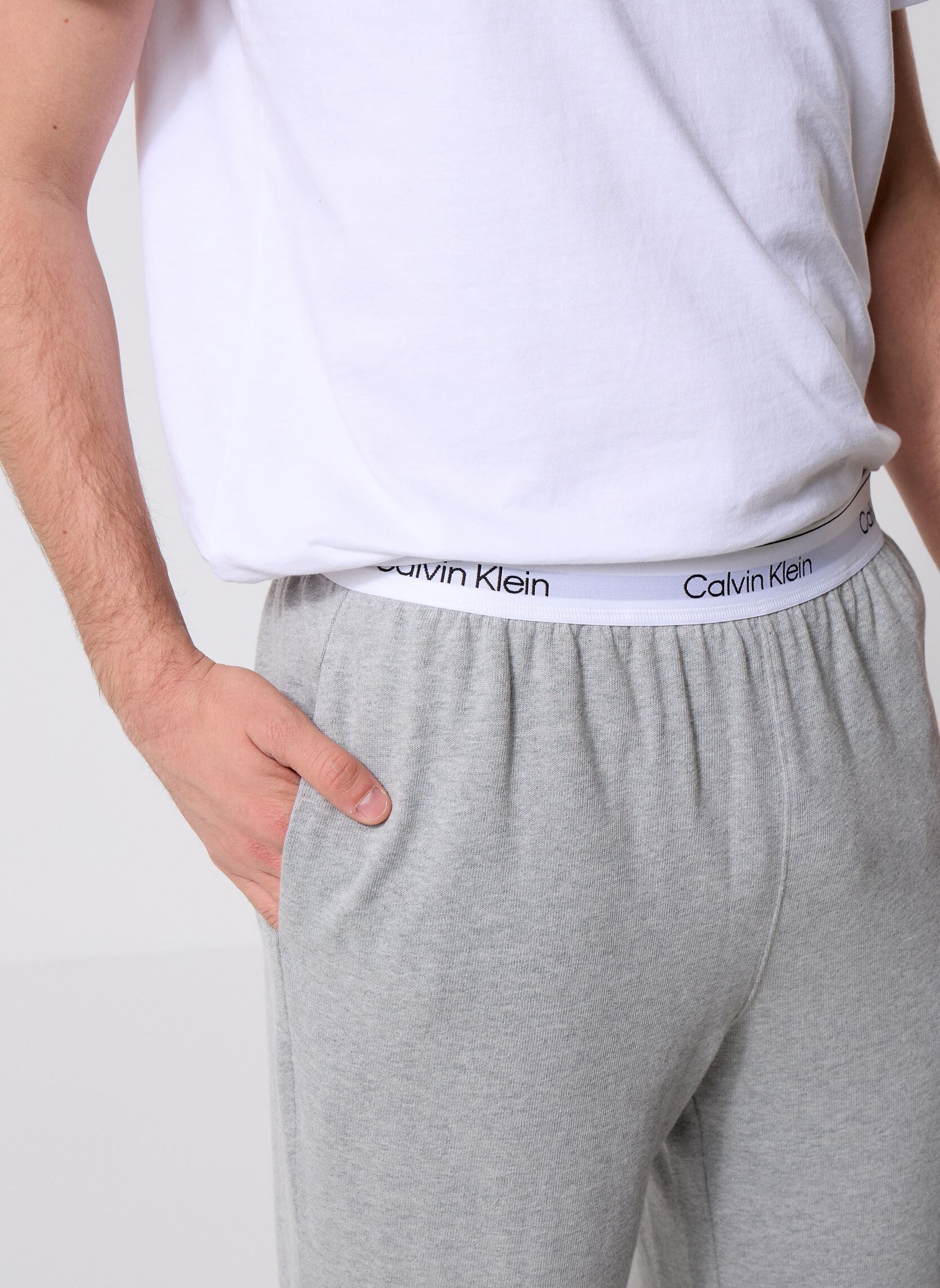 Joggings Icon / Essentials Sl LV00NM2926 homme gris Calvin Klein Joggings Icon / Essentials Sl LV00NM2926 homme gris B10 GREY HEATHER