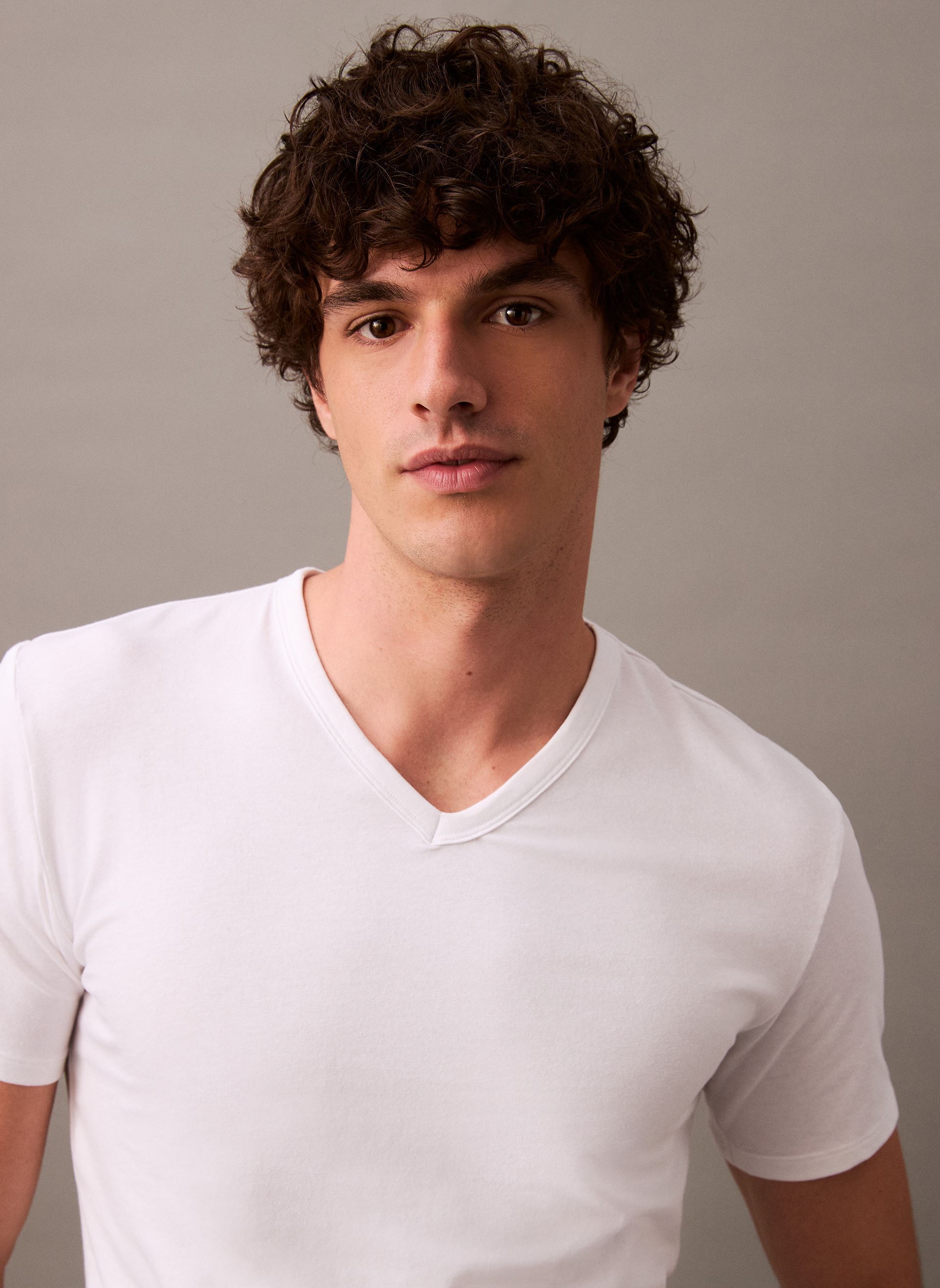 Tee-shirts manches courtes S/S V Neck 3Pk LV00NB4186 homme blanc Calvin Klein Tee-shirts manches courtes S/S V Neck 3Pk LV00NB4186 homme blanc WHITE
