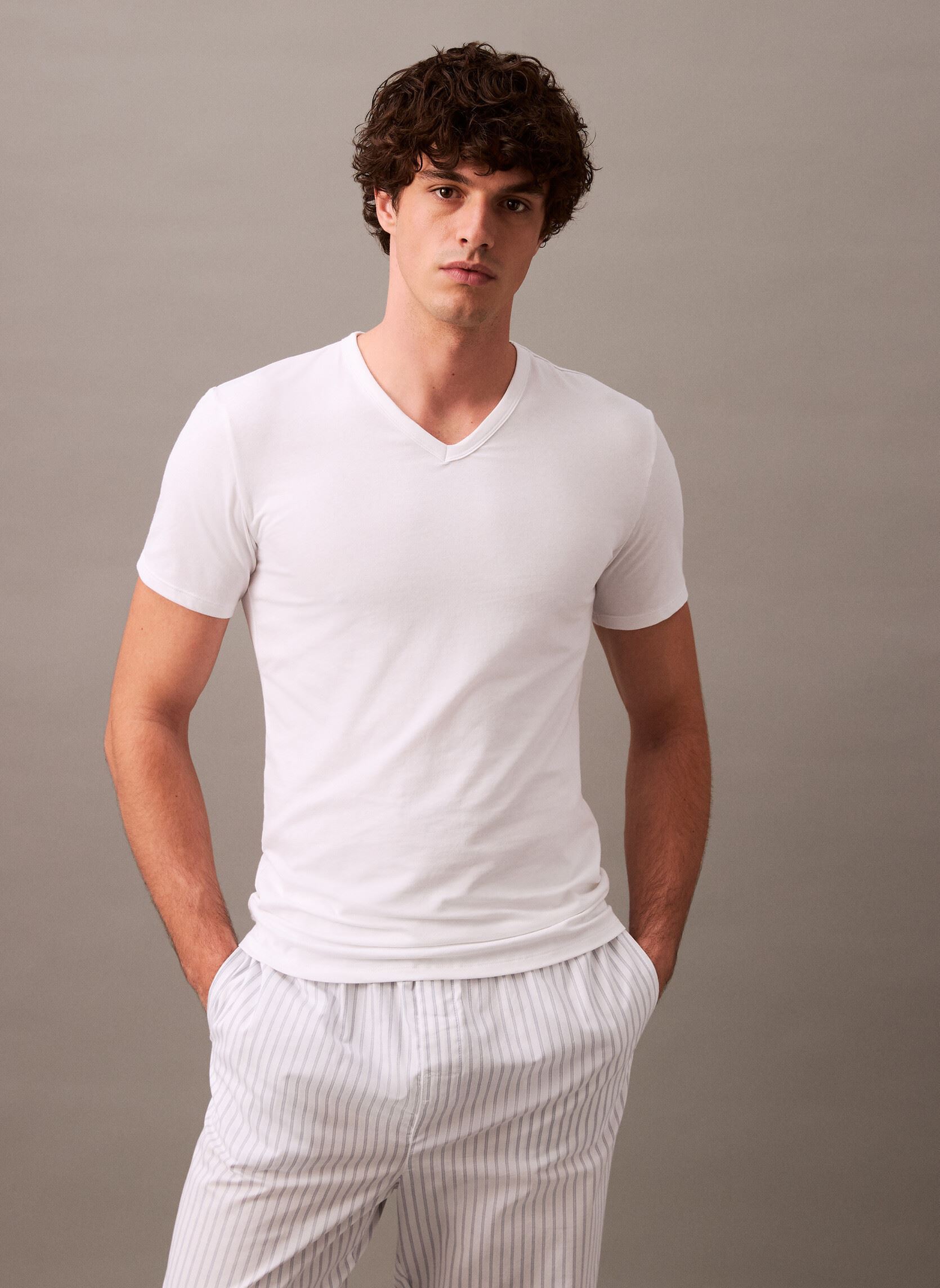 Tee-shirts manches courtes S/S V Neck 3Pk LV00NB4186 homme blanc Calvin Klein Tee-shirts manches courtes S/S V Neck 3Pk LV00NB4186 homme blanc WHITE