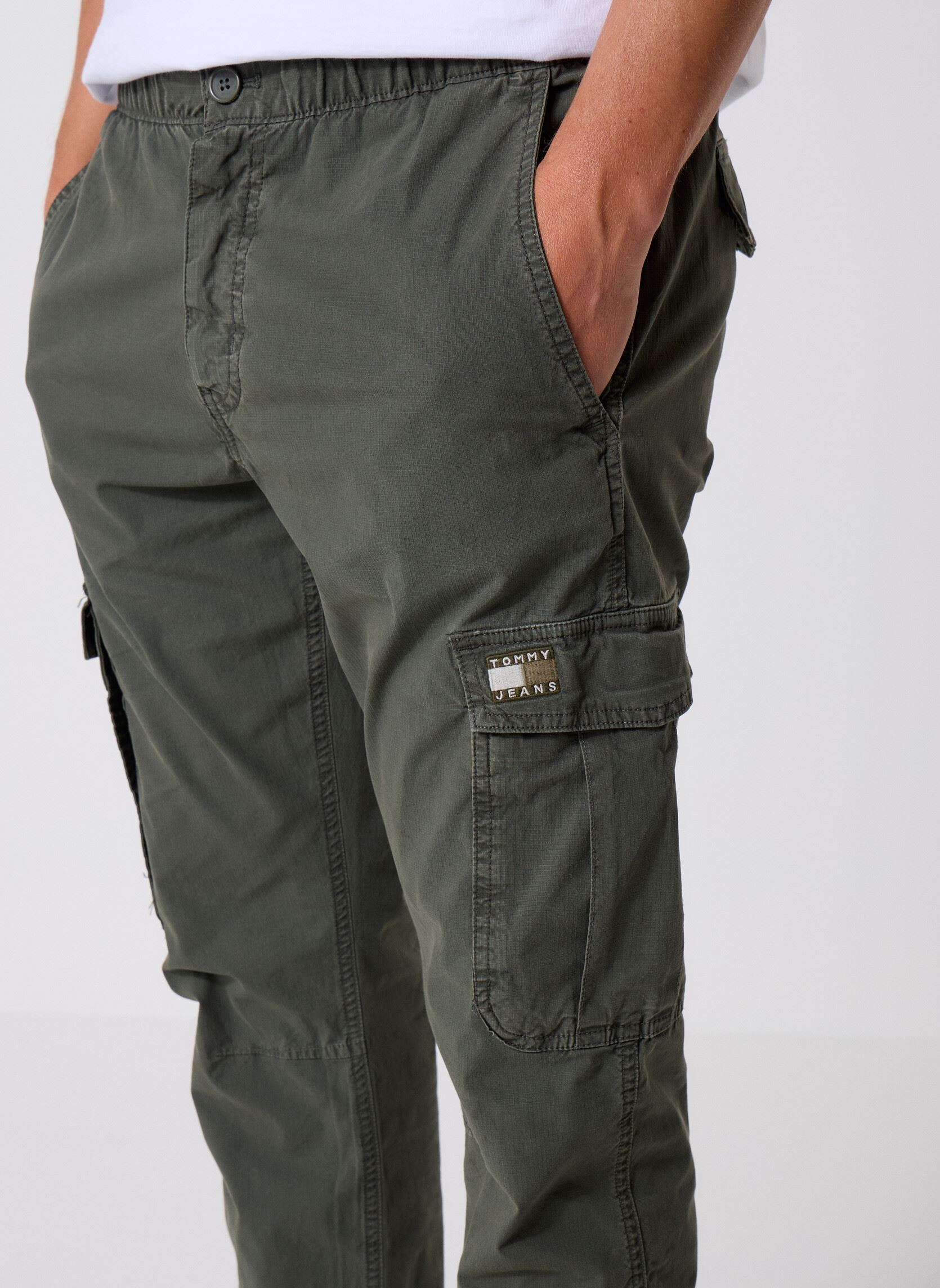 Pantalons chino Tjm Scanton Cargo Jo DM0DM22003 homme vert Tommy Jeans Pantalons chino Tjm Scanton Cargo Jo DM0DM22003 homme vert GREEN