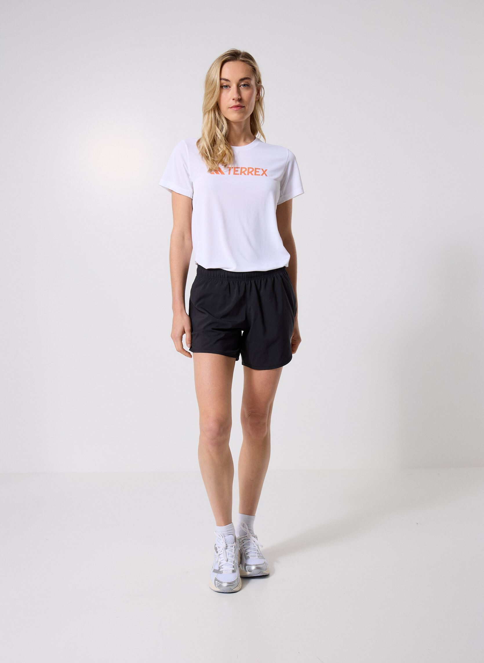 Tee-shirts manches courtes W Mt Log Tech T femme blanc adidas performance Tee-shirts manches courtes W Mt Log Tech T femme blanc White