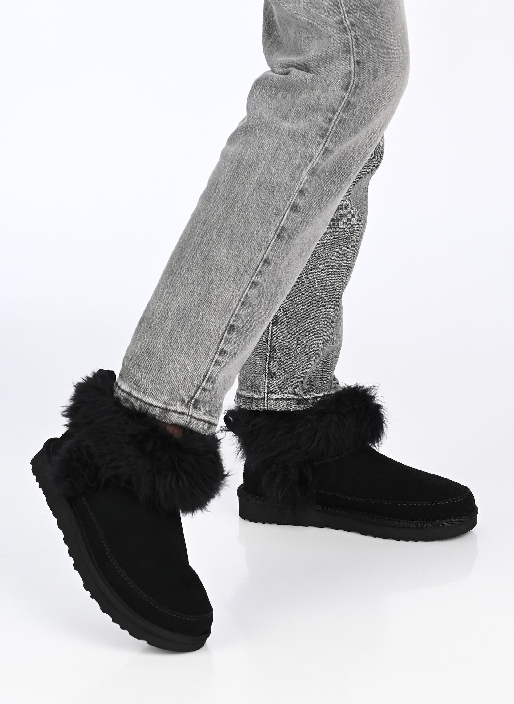 Bottines fourrées W Classic Ultra Mini Chalet femme noir UGG Bottines fourrées W Classic Ultra Mini Chalet femme noir BLACK