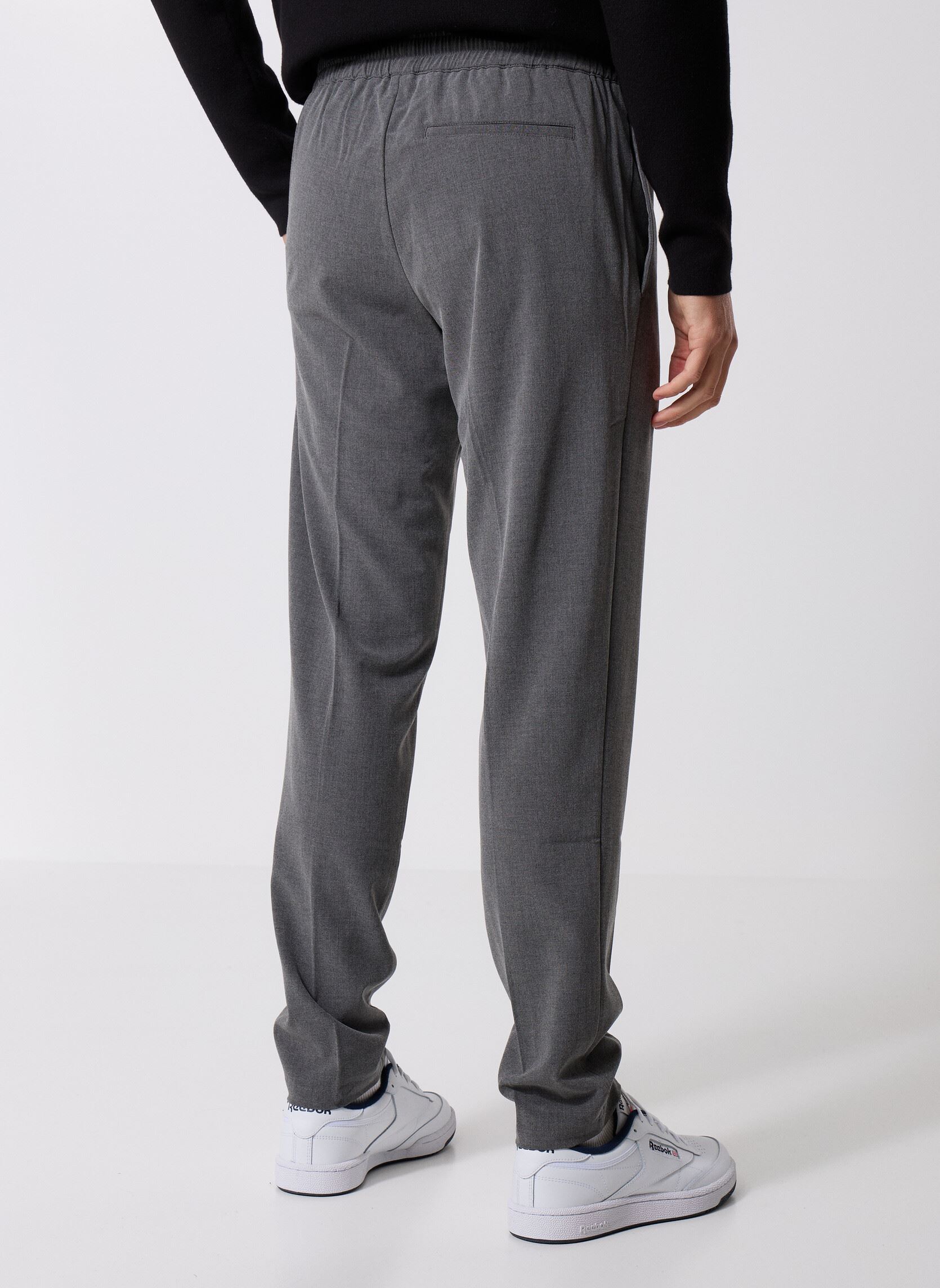 Pantalons chino Sasmithy trousers 15346 homme gris Samsoe Samsoe Pantalons chino Sasmithy trousers 15346 homme gris Dark Grey Mel.
