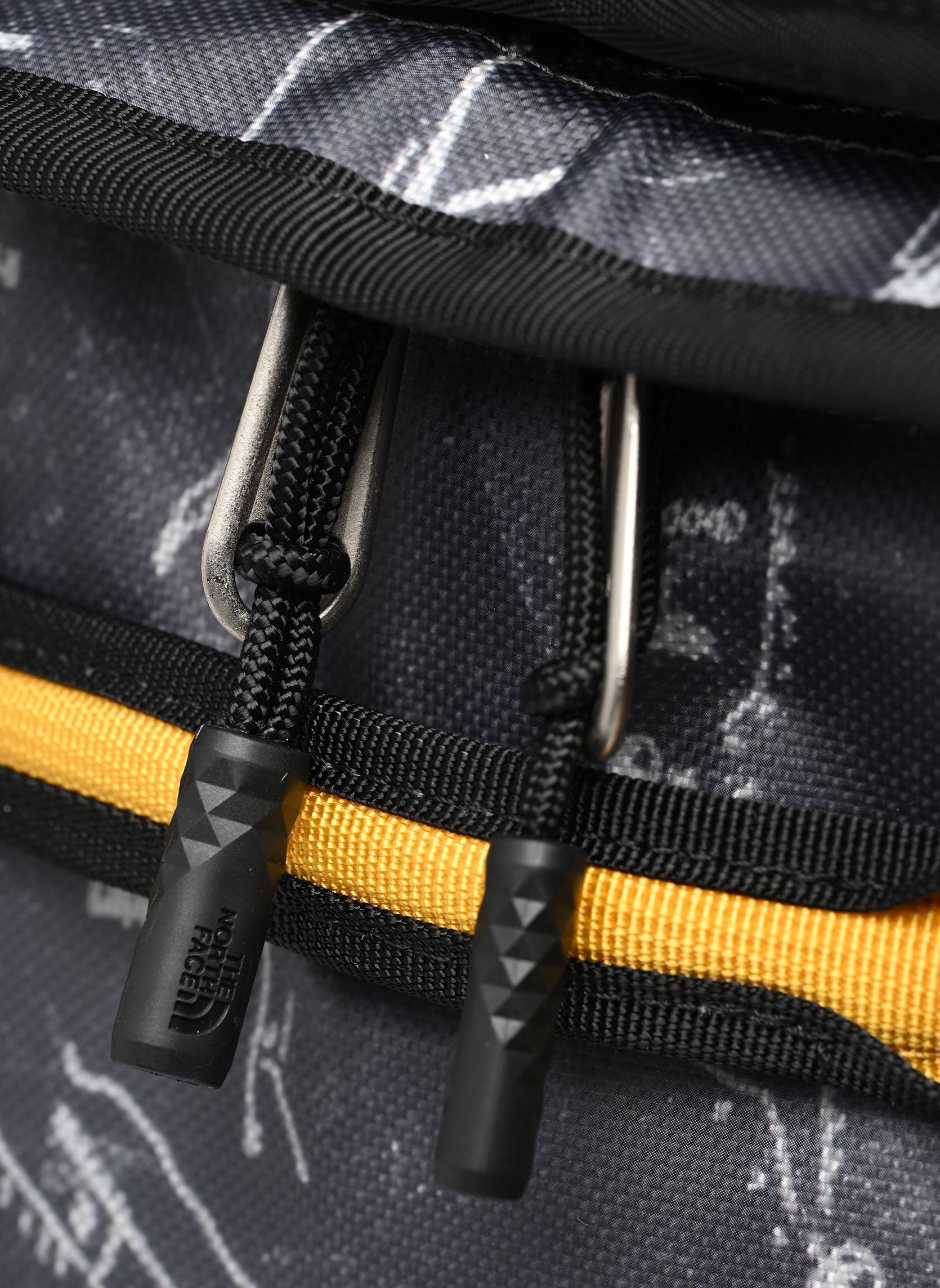 Sacs de voyage Base Camp Duffel - S gris The North Face Sacs de voyage Base Camp Duffel - S gris ANTHRACITE GREY