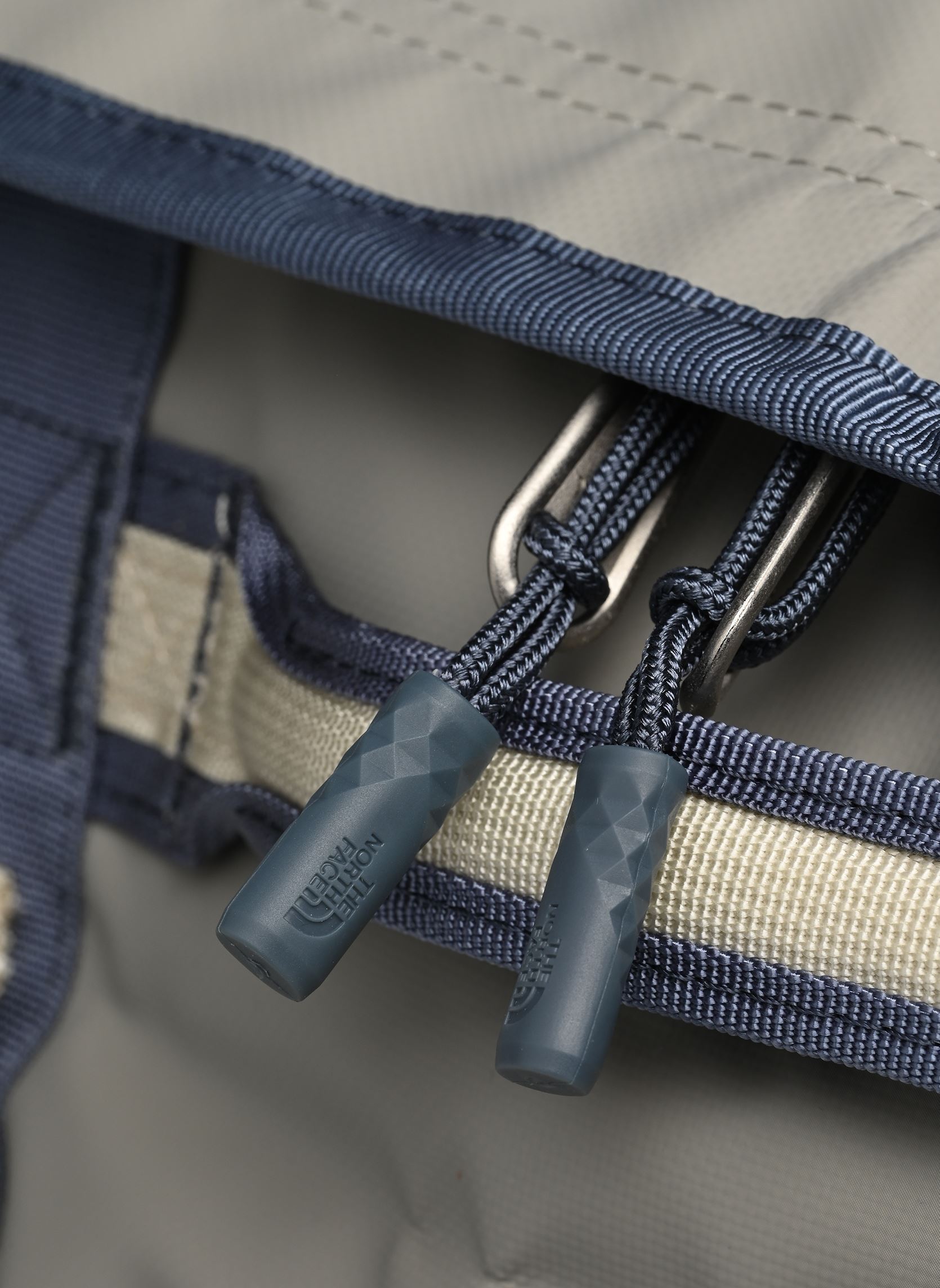 Bolsos de viaje Base Camp Duffel - S beige The North Face Bolsos de viaje Base Camp Duffel - S beige STONE SLAB/GRAN