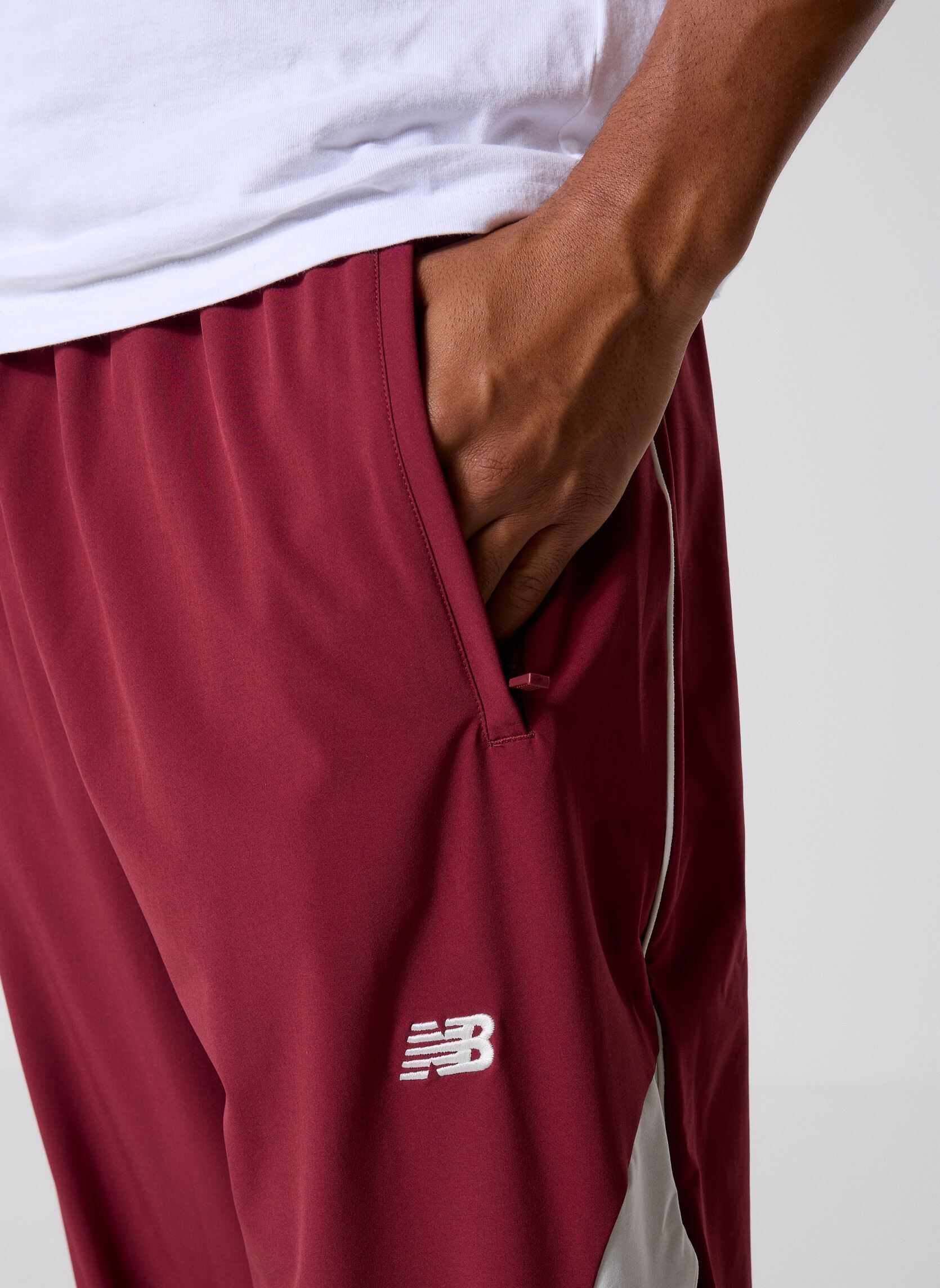Joggings In Game Woven Track Pant homme bordeaux New Balance Joggings In Game Woven Track Pant homme bordeaux MONARCH BURGUNDY