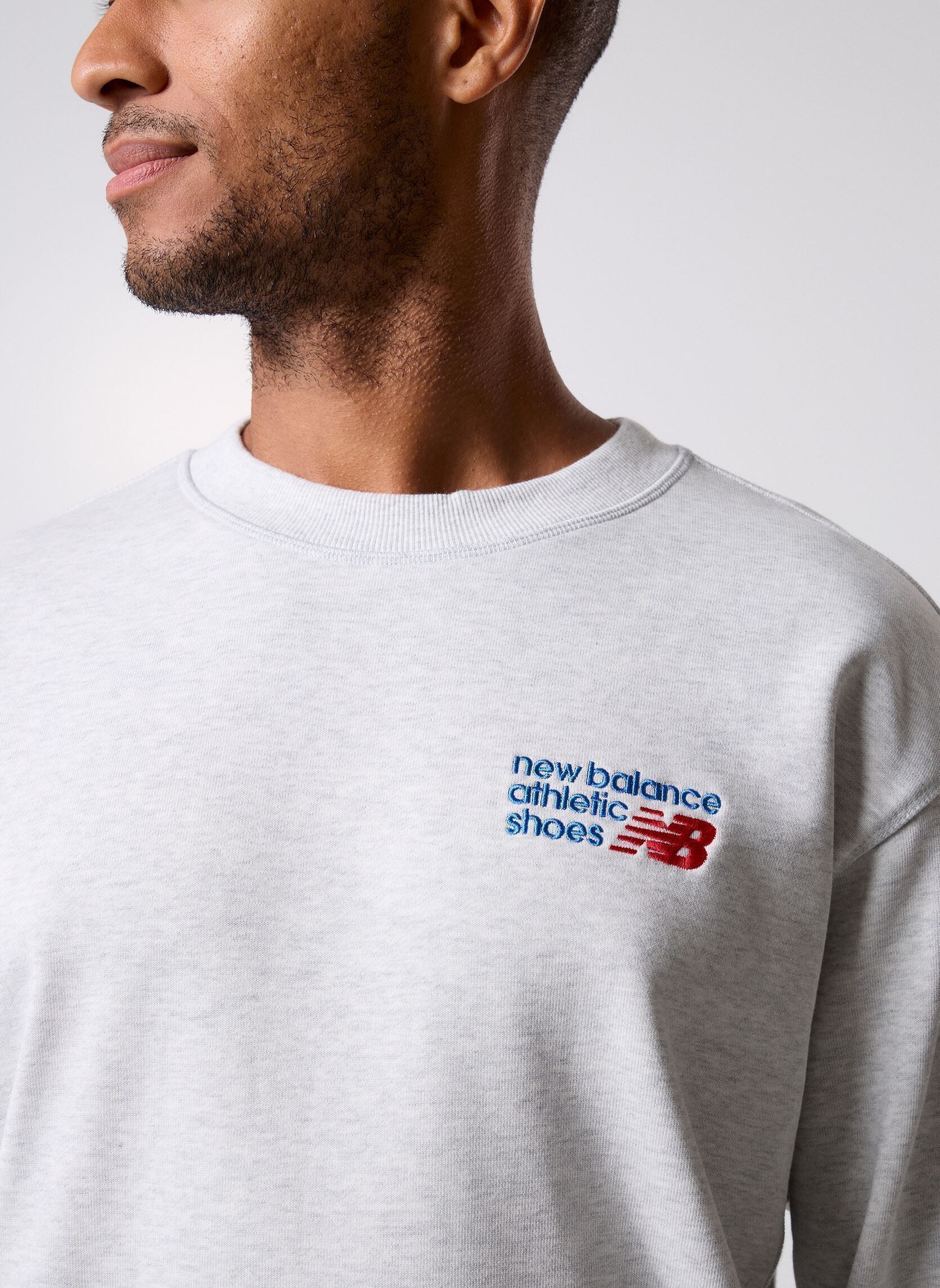Sweats Athletics Premium Logo Crew homme gris New Balance Sweats Athletics Premium Logo Crew homme gris ASH HEATHER