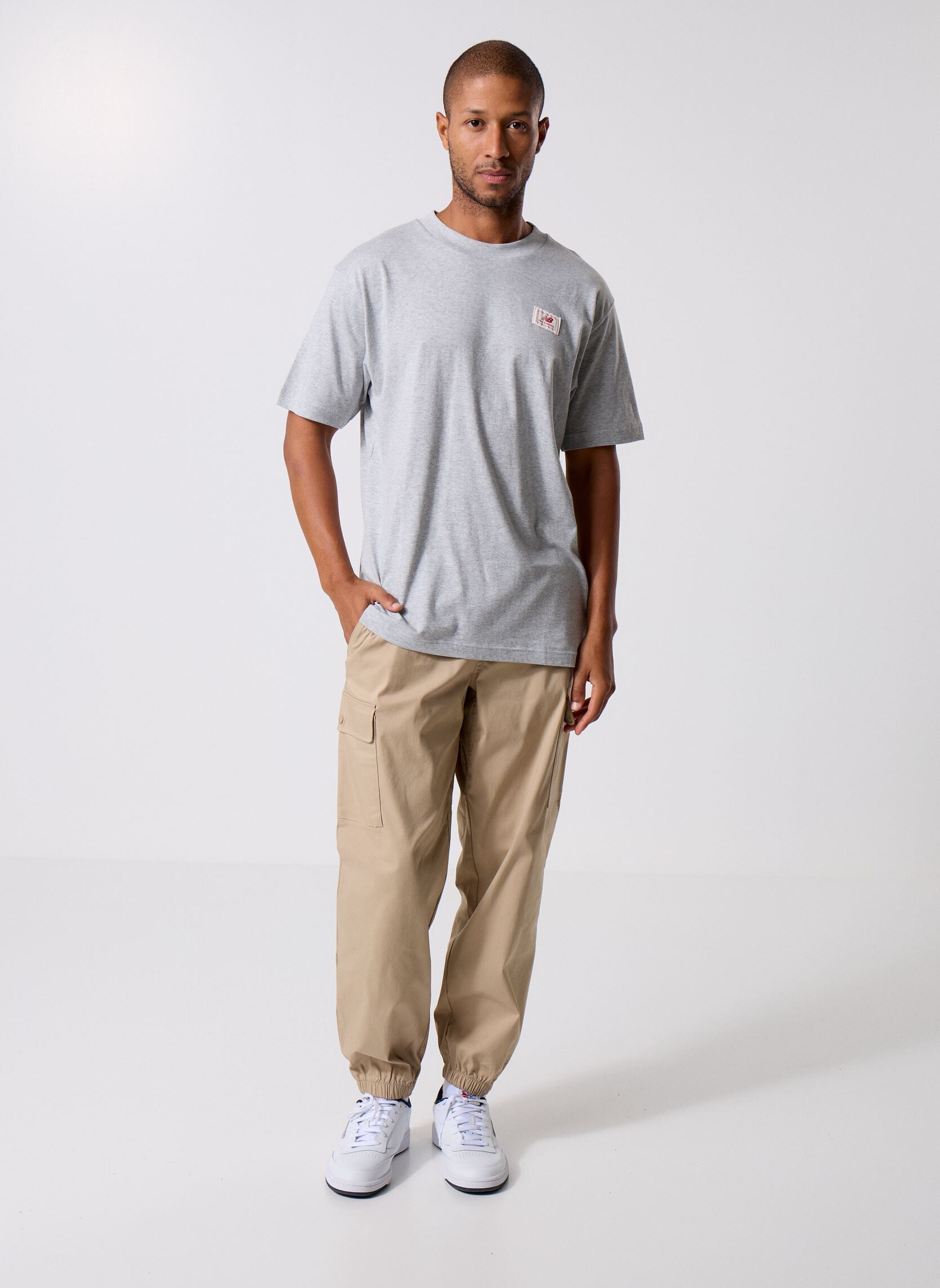 Tee-shirts manches courtes Woven Label T-Shirt homme gris New Balance Tee-shirts manches courtes Woven Label T-Shirt homme gris ATHLETIC GREY