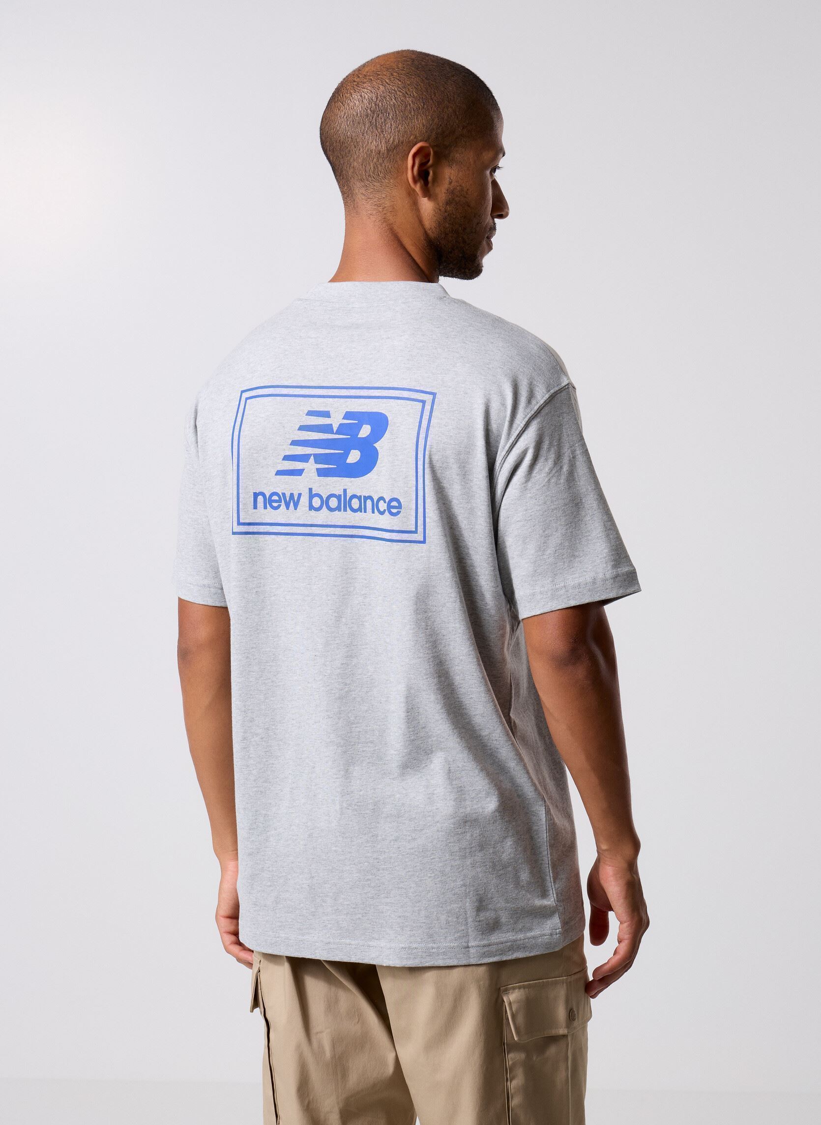 Tee-shirts manches courtes Woven Label T-Shirt homme gris New Balance Tee-shirts manches courtes Woven Label T-Shirt homme gris ATHLETIC GREY