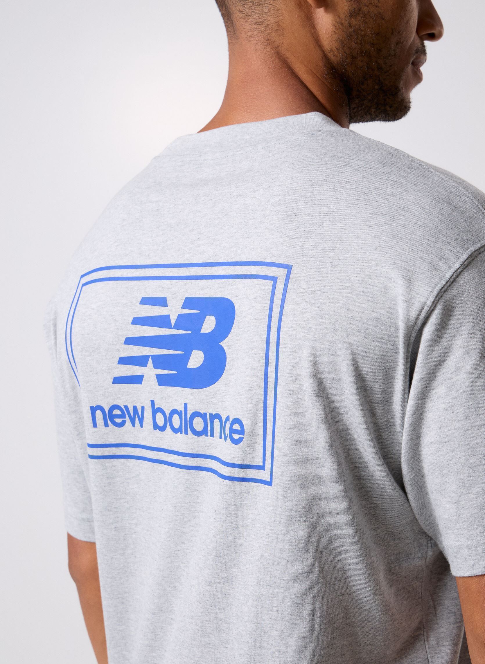 Tee-shirts manches courtes Woven Label T-Shirt homme gris New Balance Tee-shirts manches courtes Woven Label T-Shirt homme gris ATHLETIC GREY