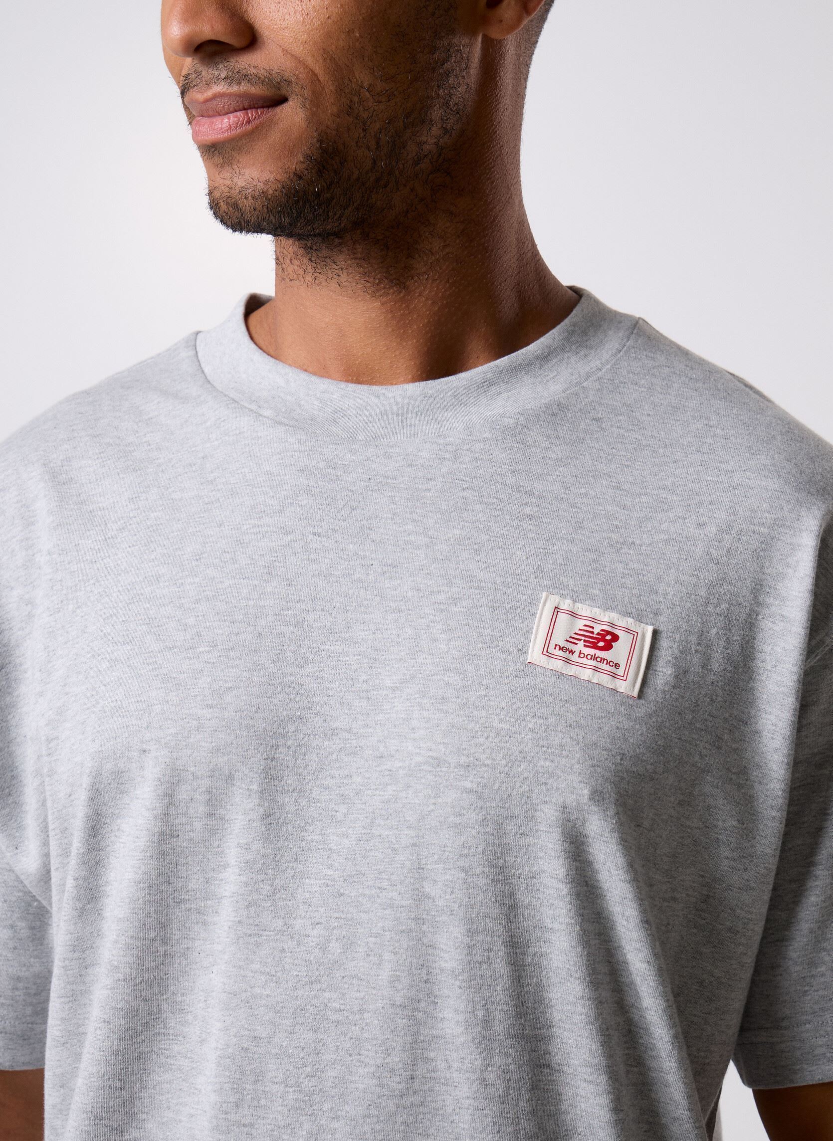 Tee-shirts manches courtes Woven Label T-Shirt homme gris New Balance Tee-shirts manches courtes Woven Label T-Shirt homme gris ATHLETIC GREY