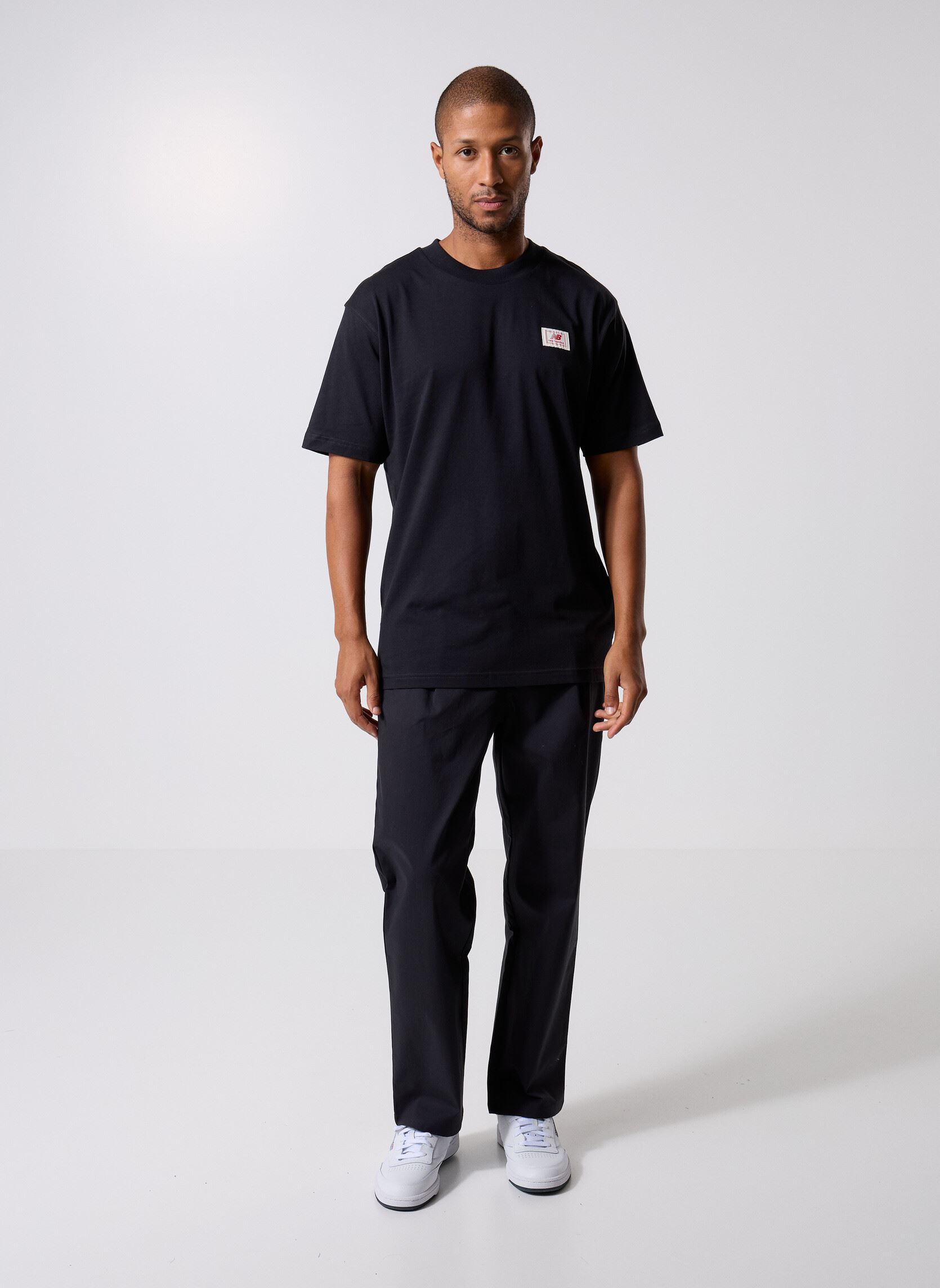 Tee-shirts manches courtes Woven Label T-Shirt homme noir New Balance Tee-shirts manches courtes Woven Label T-Shirt homme noir BLACK