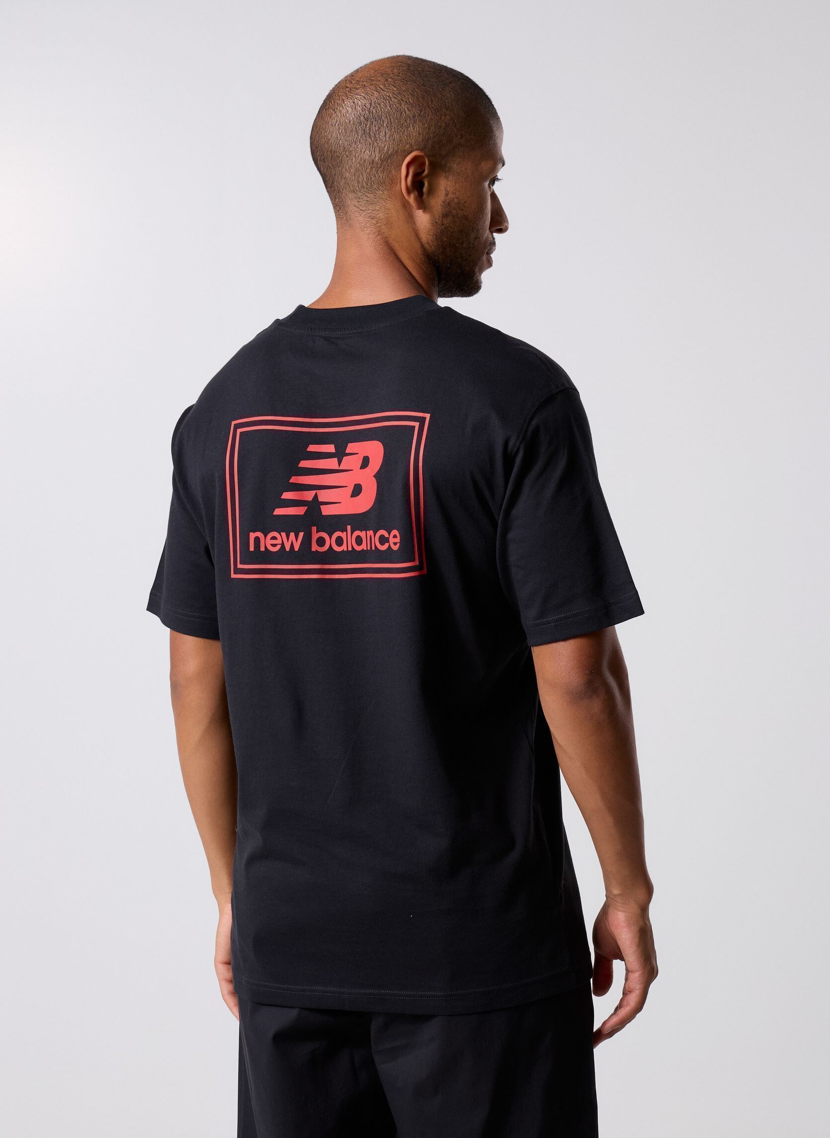 Tee-shirts manches courtes Woven Label T-Shirt homme noir New Balance Tee-shirts manches courtes Woven Label T-Shirt homme noir BLACK