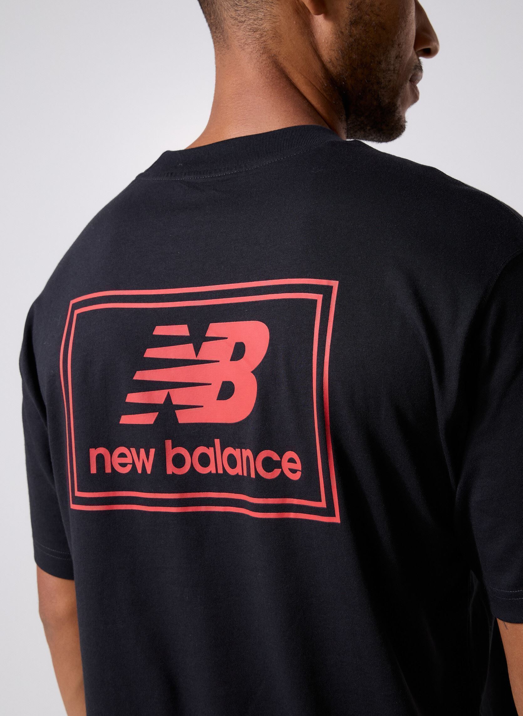 Tee-shirts manches courtes Woven Label T-Shirt homme noir New Balance Tee-shirts manches courtes Woven Label T-Shirt homme noir BLACK